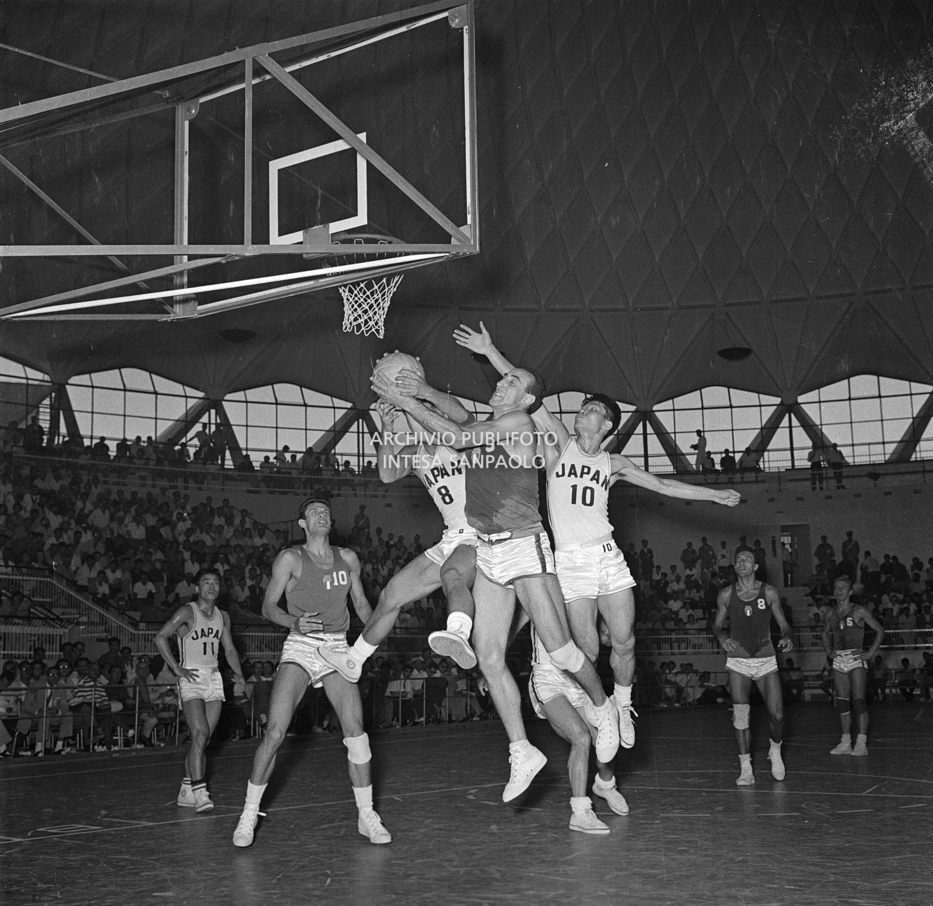 Un momento della partita di pallacanestro Italia-Giappone, XVII Olimpiade a Roma