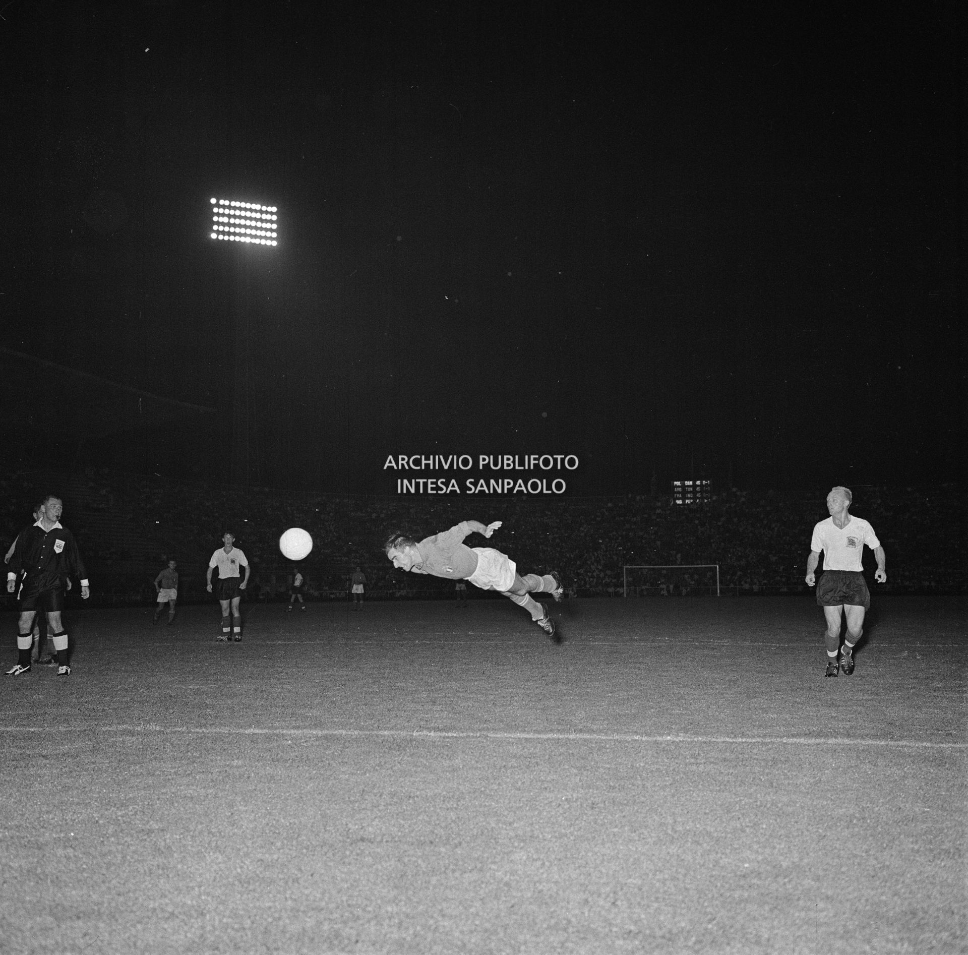 Colpo di testa di Ugo Tomeazzi durante una partita disputata con la nazionale italiana, XVII Olimpiade a Roma
