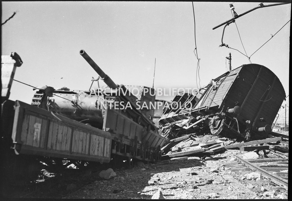Convogli ferroviari, che trasportavano anche carri armati, distrutti dai bombardamenti che hanno colpito e danneggiato la ferrovia<br>26624