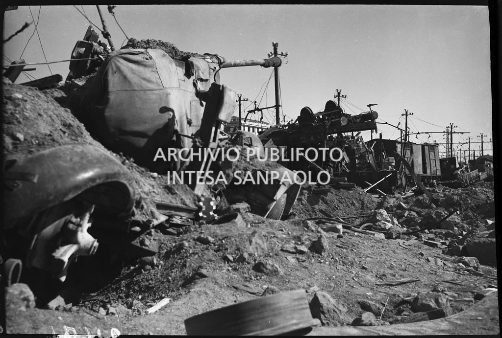 Convogli ferroviari, che trasportavano anche carri armati, distrutti dai bombardamenti che hanno colpito e danneggiato la ferrovia<br>26625