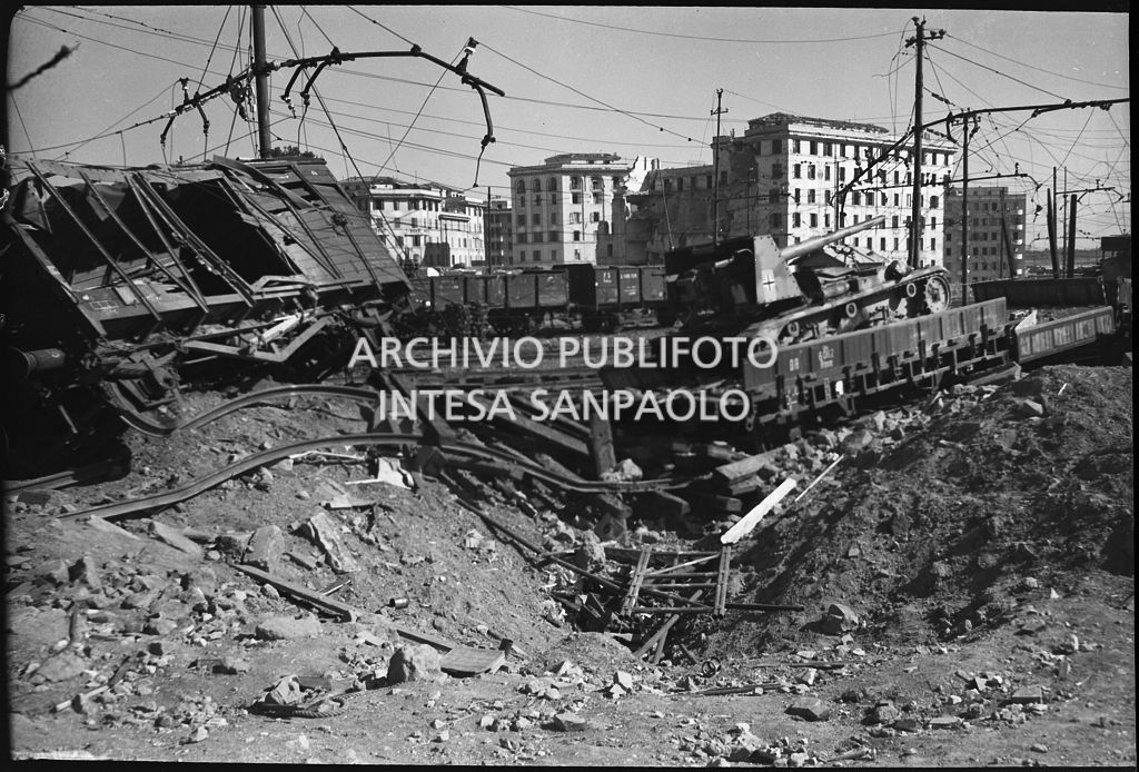 Convogli ferroviari, che trasportavano anche carri armati, distrutti dai bombardamenti che hanno colpito e danneggiato la ferrovia<br>26626