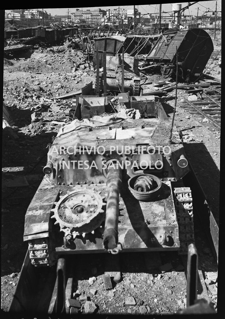 Convogli ferroviari, che trasportavano anche carri armati, distrutti dai bombardamenti che hanno colpito e danneggiato la ferrovia<br>26627