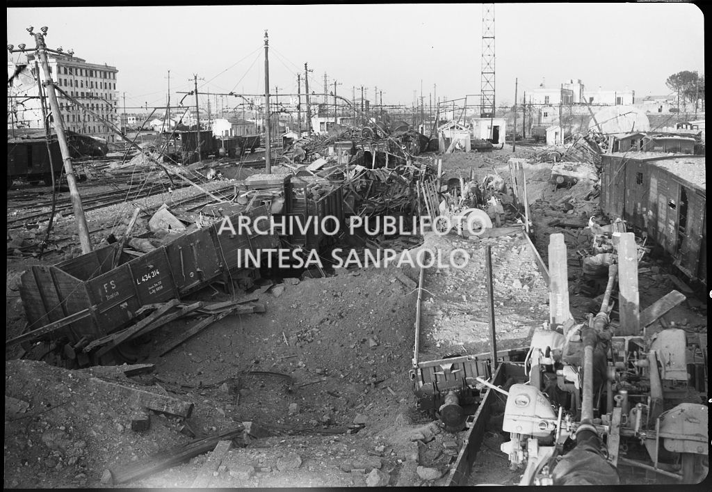 Convogli ferroviari distrutti dai bombardamenti che hanno colpito e danneggiato la ferrovia; a destra alcuni cannoni<br>26628