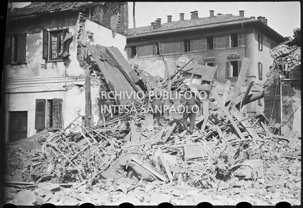Due militari tra le macerie di un edificio crollato a causa dei bombardamenti<br>26647