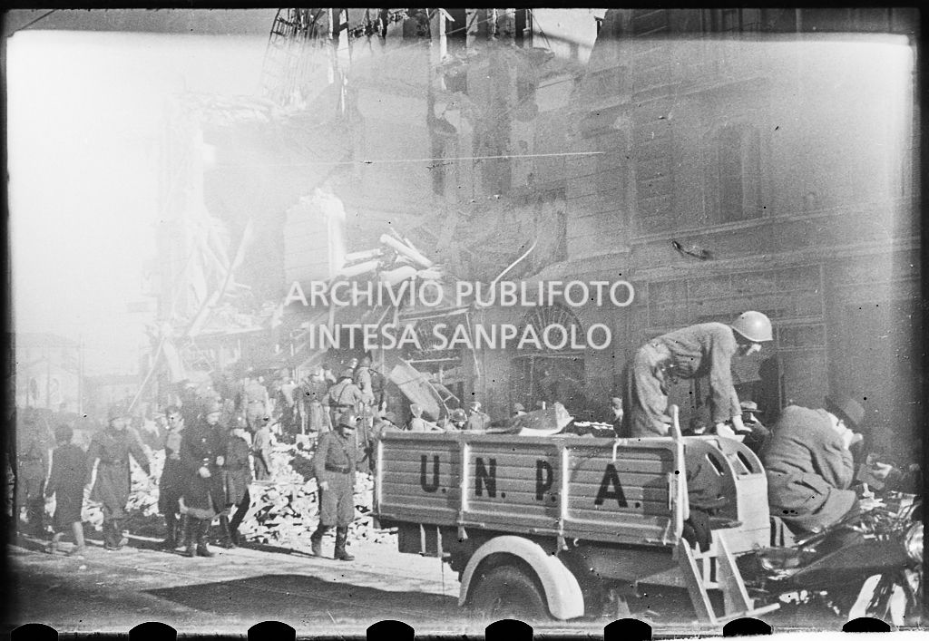 Edificio in corso Buenos Aires 92, a Milano, crollato a causa dei bombardamenti. In primo piano un mezzo dell'UNPA (Unione Nazionale Protezione Antiaerea)<br>26649