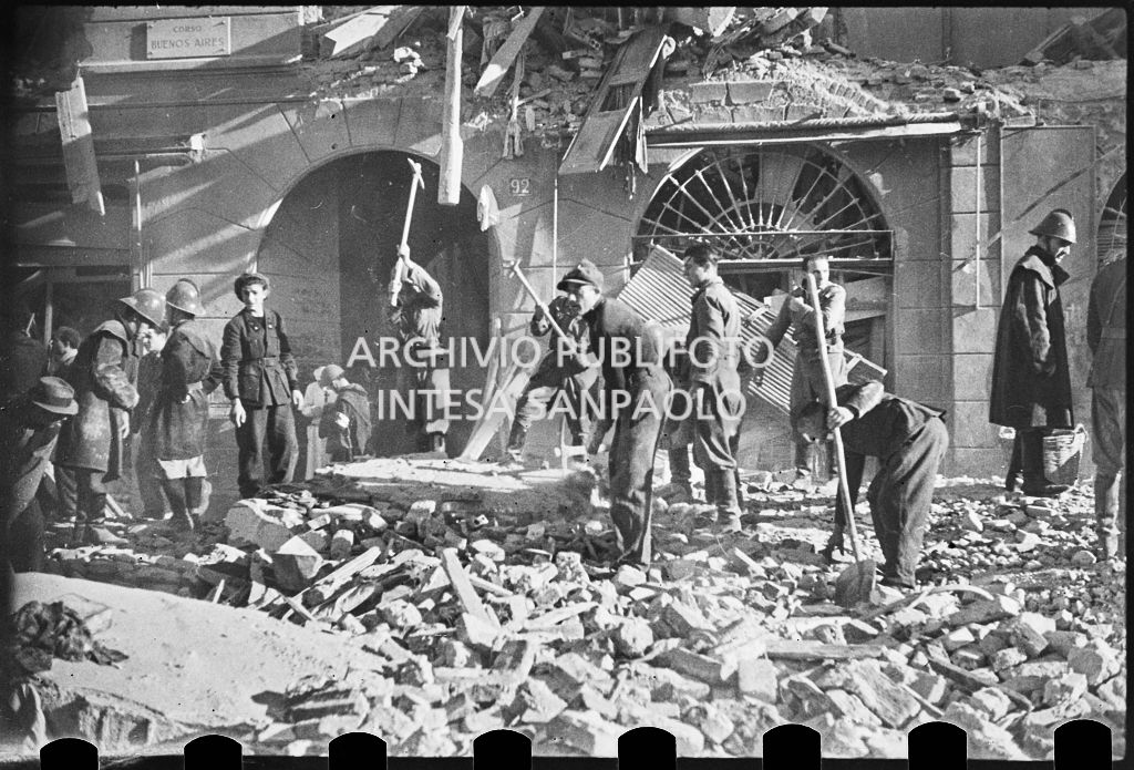 Vigili del fuoco, militari e civili, con pale e picconi, davanti all'edificio al civico 92 in corso Buenos Aires a Milano,crollato a causa dei bombardamenti<br>26650