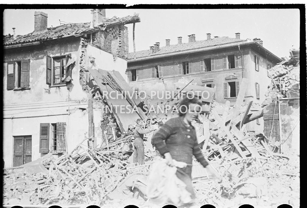 Una donna cammina per strada davanti a un edificio crollato a causa dei bombardamenti<br>26652
