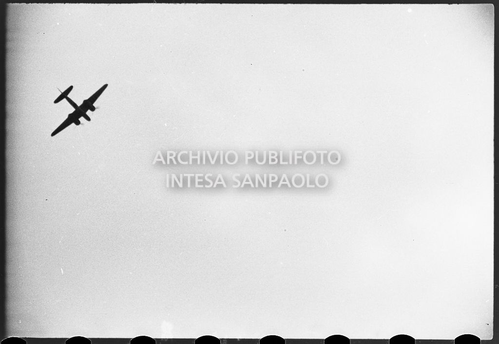 Ripresa da terra di un aereo da guerra in volo<br>26645