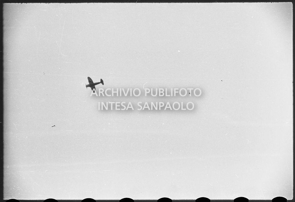 Ripresa da terra di un aereo da guerra in volo<br>26646