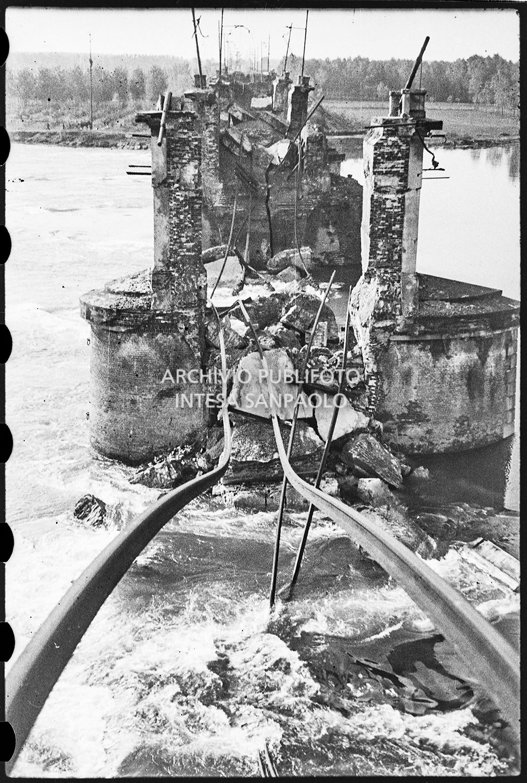 Particolare del ponte sul Po nei pressi di Pavia distrutto dai bombardamenti<br>26656