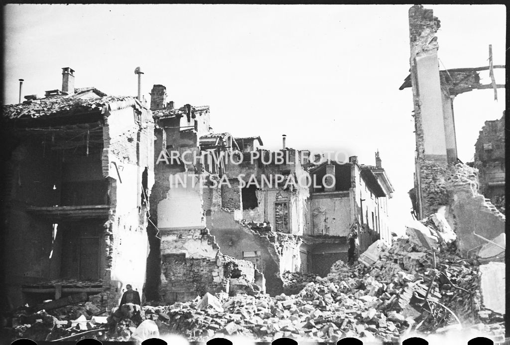 Edifici distrutti dai bombardamenti a Pavia<br>26658