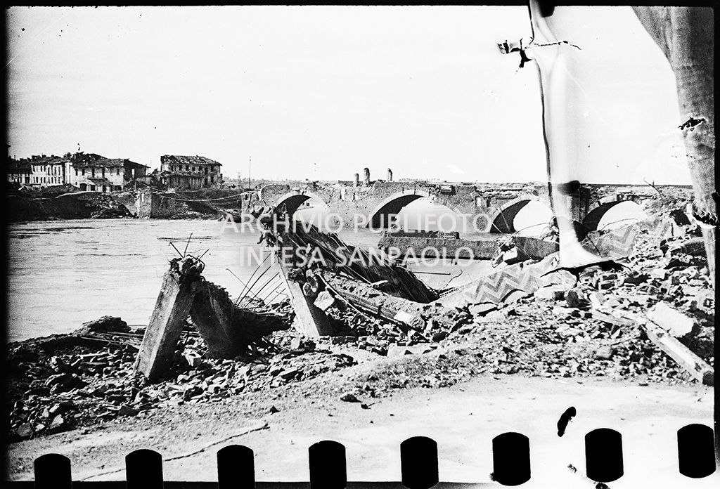 Veduta del ponte sul Po, nei pressi di Pavia, danneggiato dai bombardamenti<br>26653