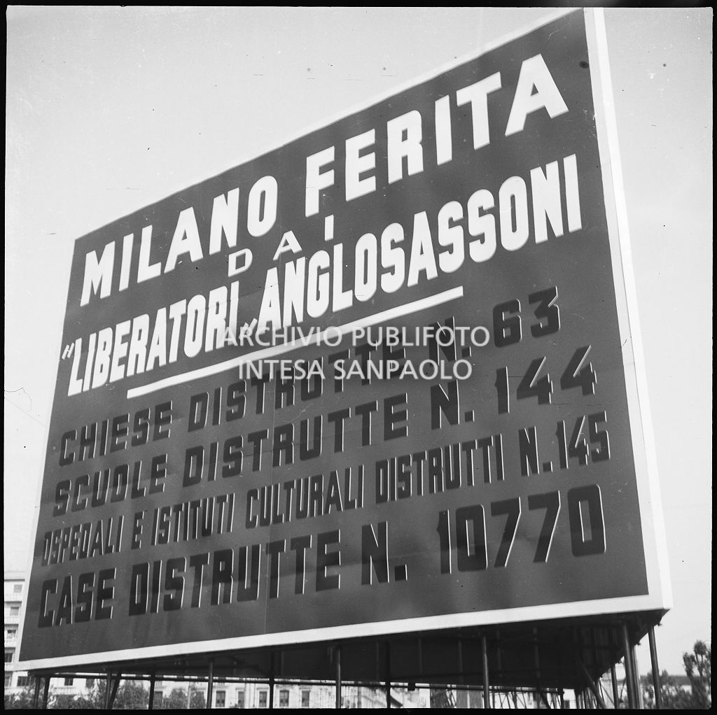 Grande cartello, posto davanti alla stazione Centrale di Milano, che elencava le distruzioni causate alla città dagli attacchi aerei dei "liberatori anglosassoni"<br>26659