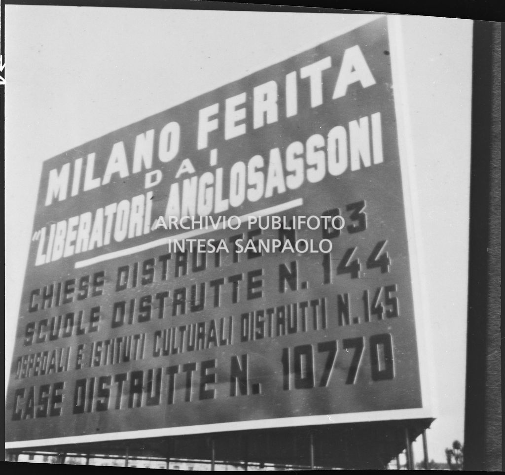 Grande cartello, posto davanti alla stazione Centrale di Milano, che elencava le distruzioni causate alla città dagli attacchi aerei dei "liberatori anglosassoni"<br>26660 bis