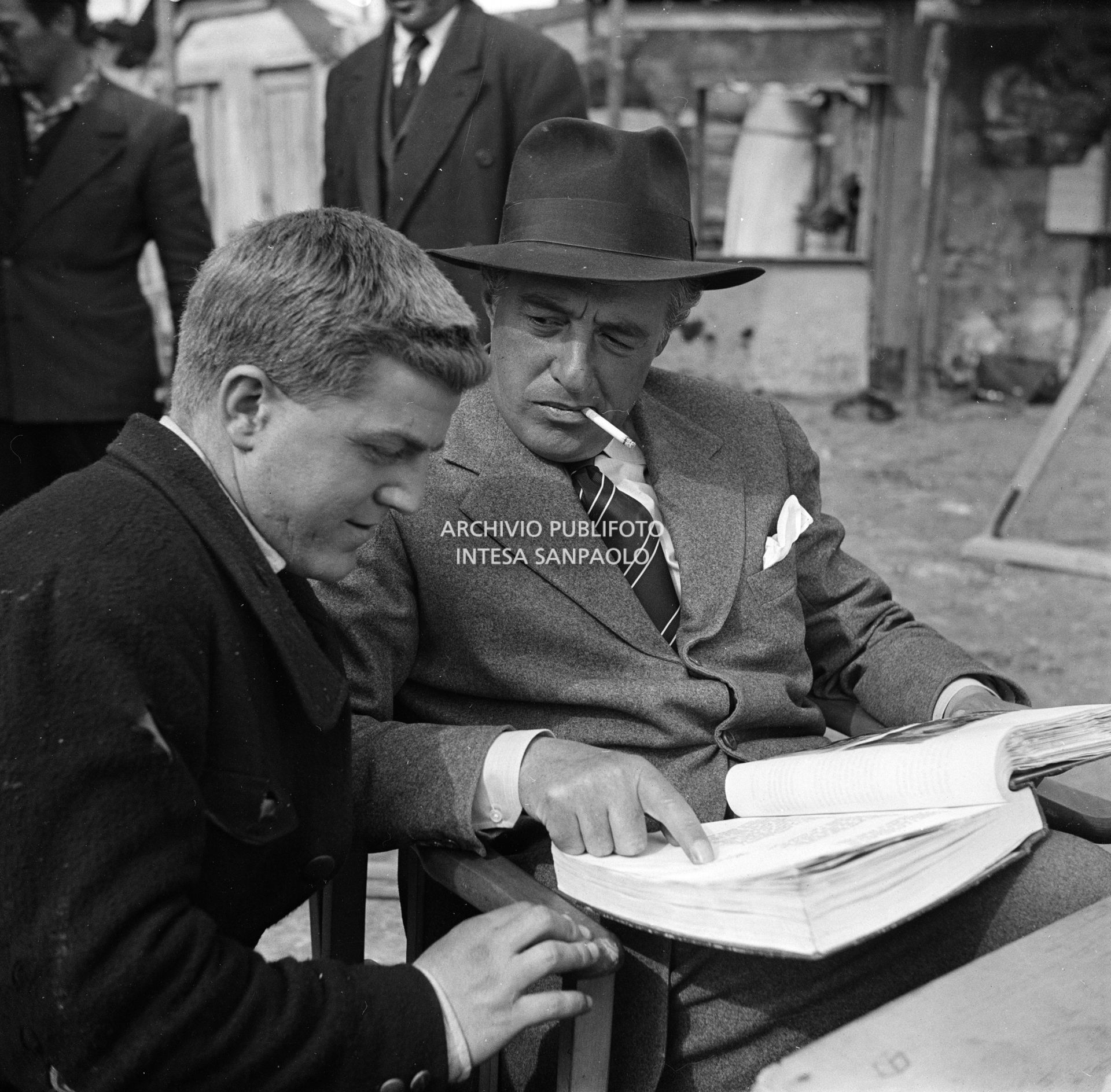 Il regista Vittorio De Sica con Francesco Golisano sul set del film "Miracolo a Milano" girato nel quartiere milanese di Lambrate