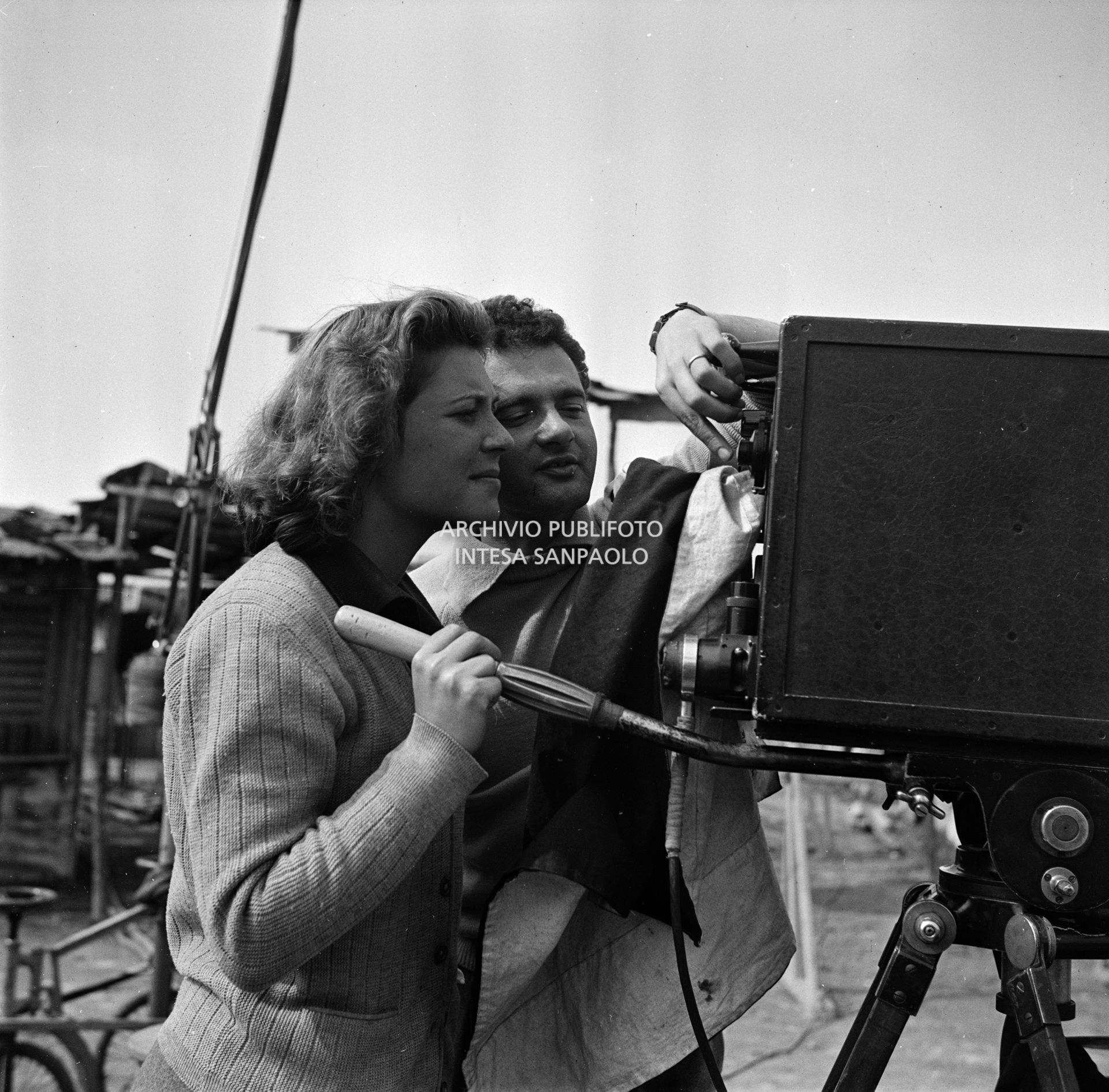 Lù Leone, con un collega, al lavoro sul set del film "Miracolo a Milano"  girato nel quartiere milanese di Lambrate