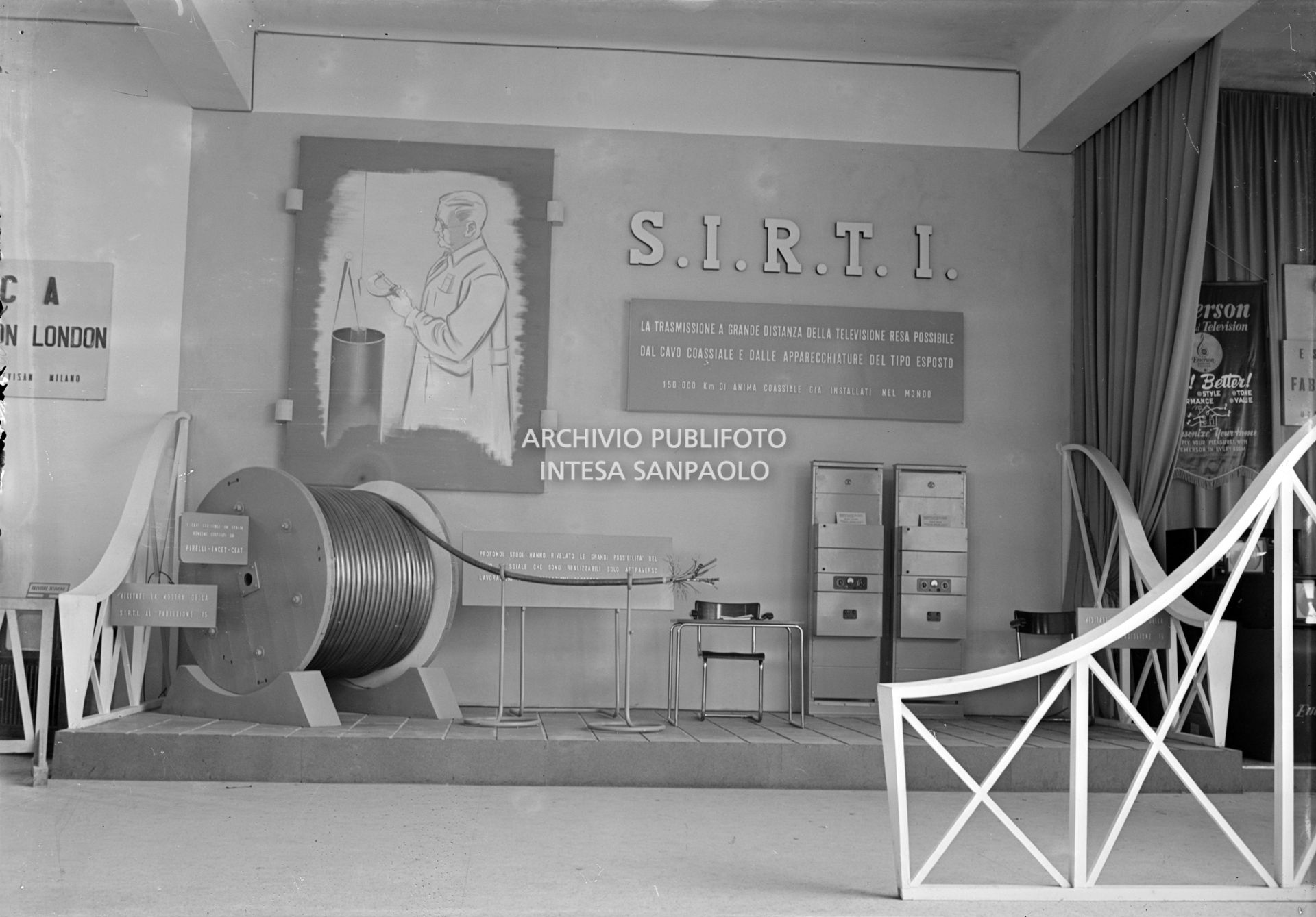 Stand Sirti, con esposizione del cavo coassiale e delle apparecchiature che permetteranno la trasmissione della televisione, alla Fiera Campionaria di Milano del 1950