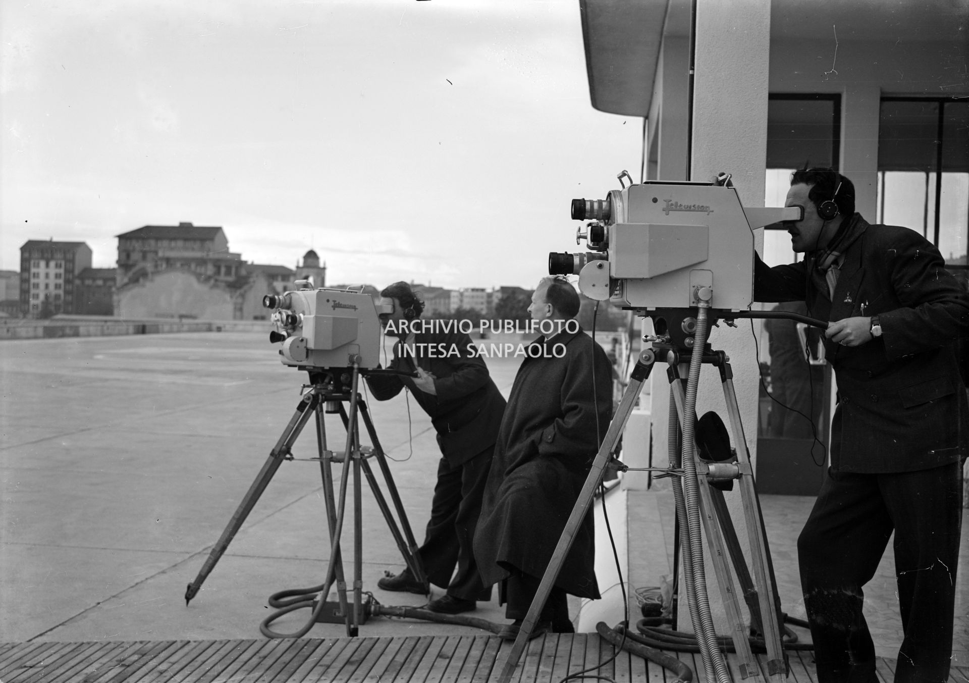 Troupe di operatori all'eliporto della Fiera di Milano del 1950