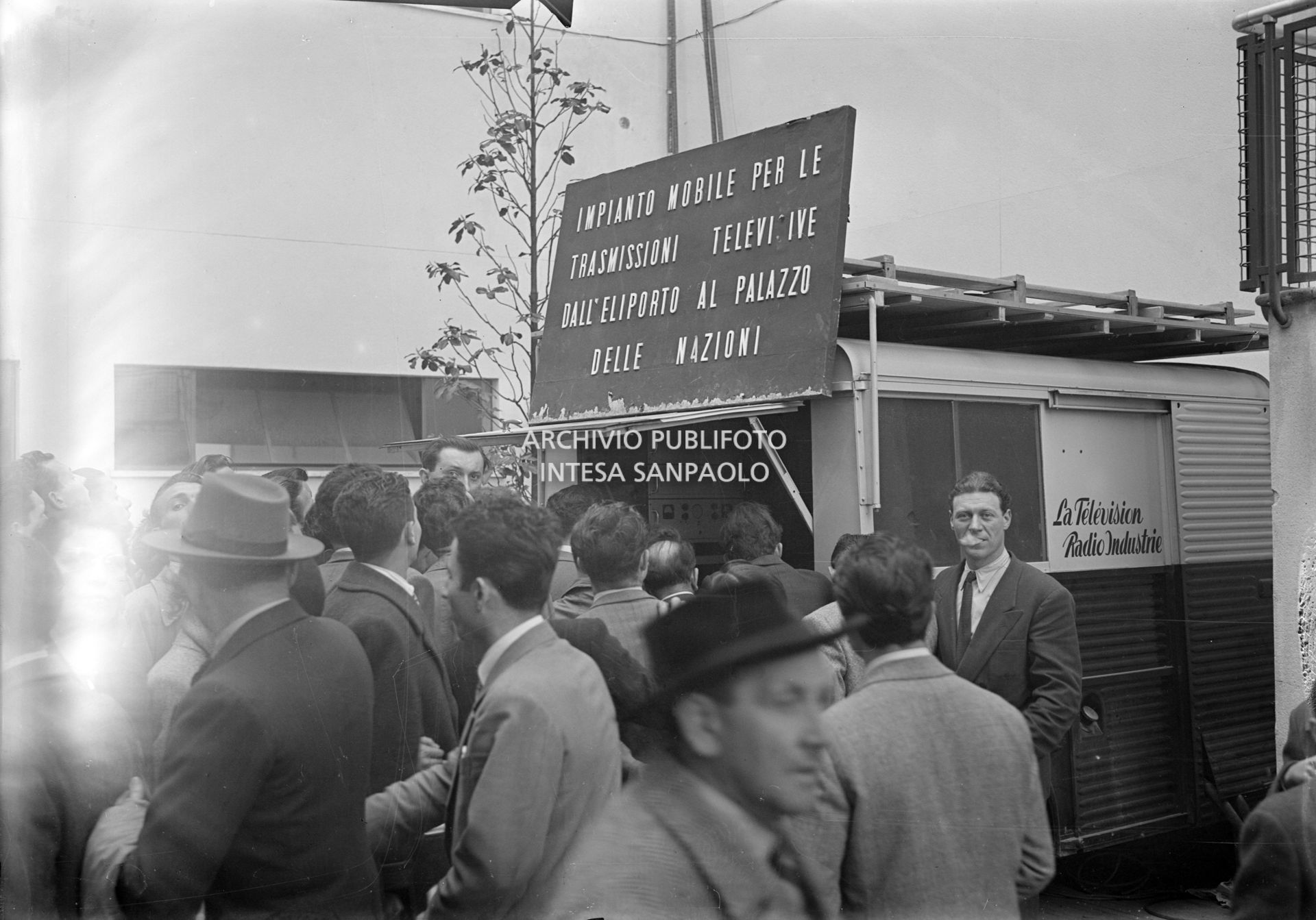 "Impianto mobile per le trasmissioni televisive dall'eliporto al Palazzo delle Nazioni" alla Fiera Campionaria di Milano del 1950