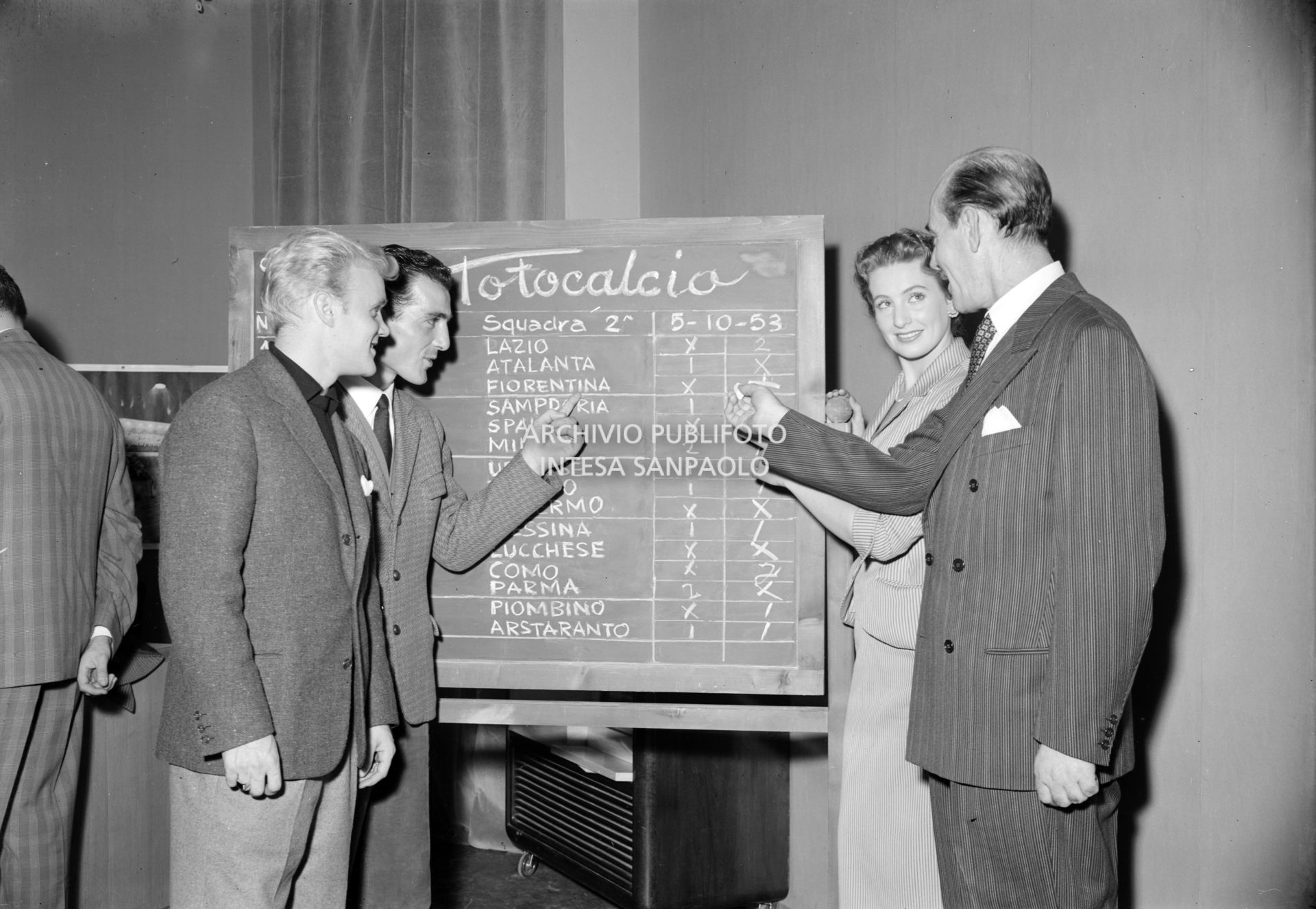 Un momento della trasmissione sperimentale RAI "Domani in gara", condotta da Nicolò Carosio e qui con Fulvia Colombo e i calciatori Giovanni Giacomazzi e Gunnar Gren, in cui commentano la schedina del Totocalcio concorso n. 5