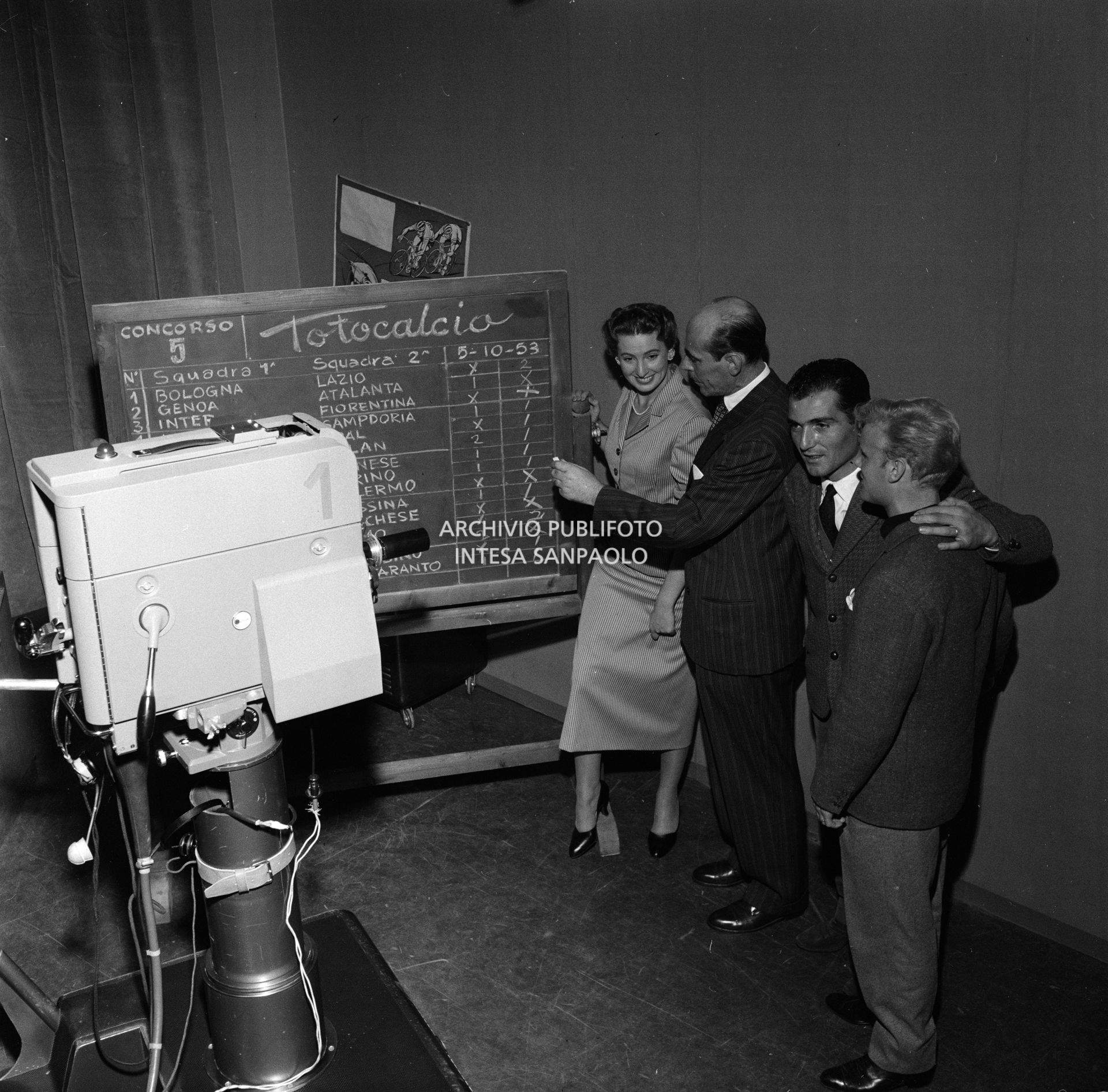 Un momento della trasmissione sperimentale RAI "Domani in gara", condotta da Nicolò Carosio, qui con Fulvia Colombo e i calciatori Giovanni Giacomazzi e Gunnar Gren, con i quali commenta la schedina del Totocalcio concorso n. 5