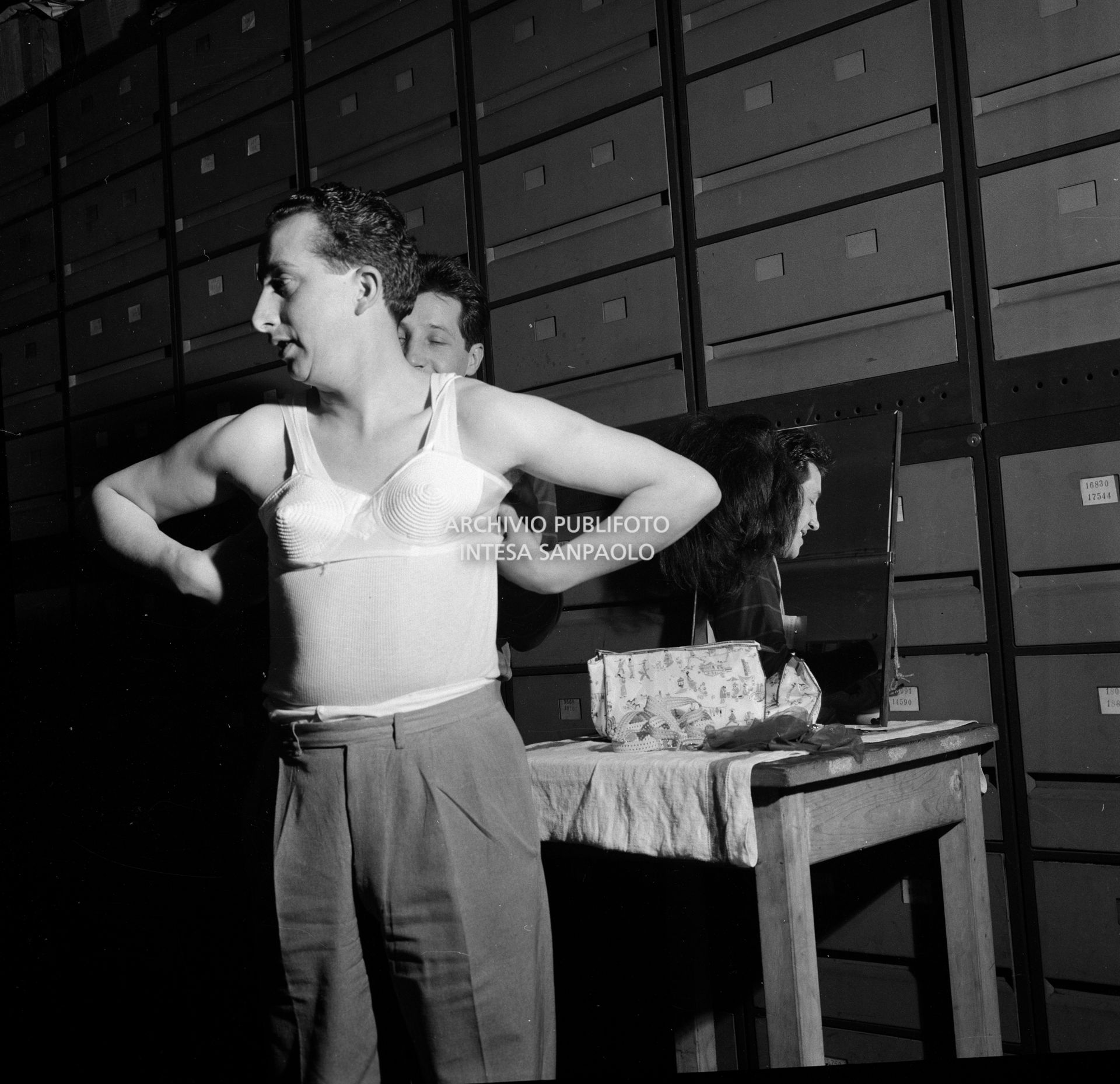 Il fotografo dell'agenzia Publifoto, Danilo Pajola, si traveste da donna, assistito da un collega, per provare a entrare alla prima del film "Jovanka e le altre" il cui ingresso è riservato alle sole donne