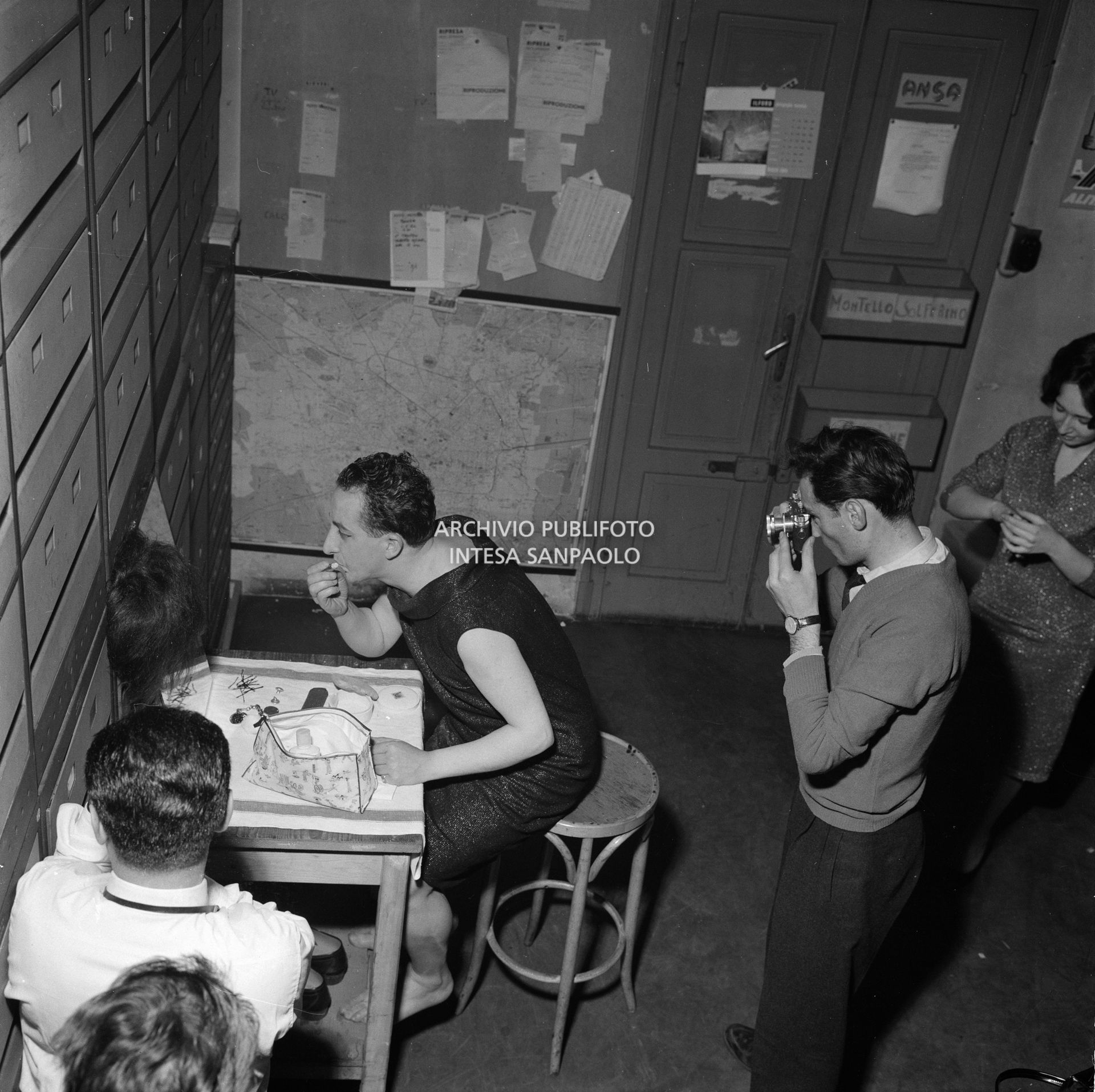 Il fotografo dell'agenzia Publifoto, Danilo Pajola, si traveste da donna, assistito e fotografato dai colleghi, per provare a entrare alla prima del film "Jovanka e le altre" il cui ingresso è riservato alle sole donne