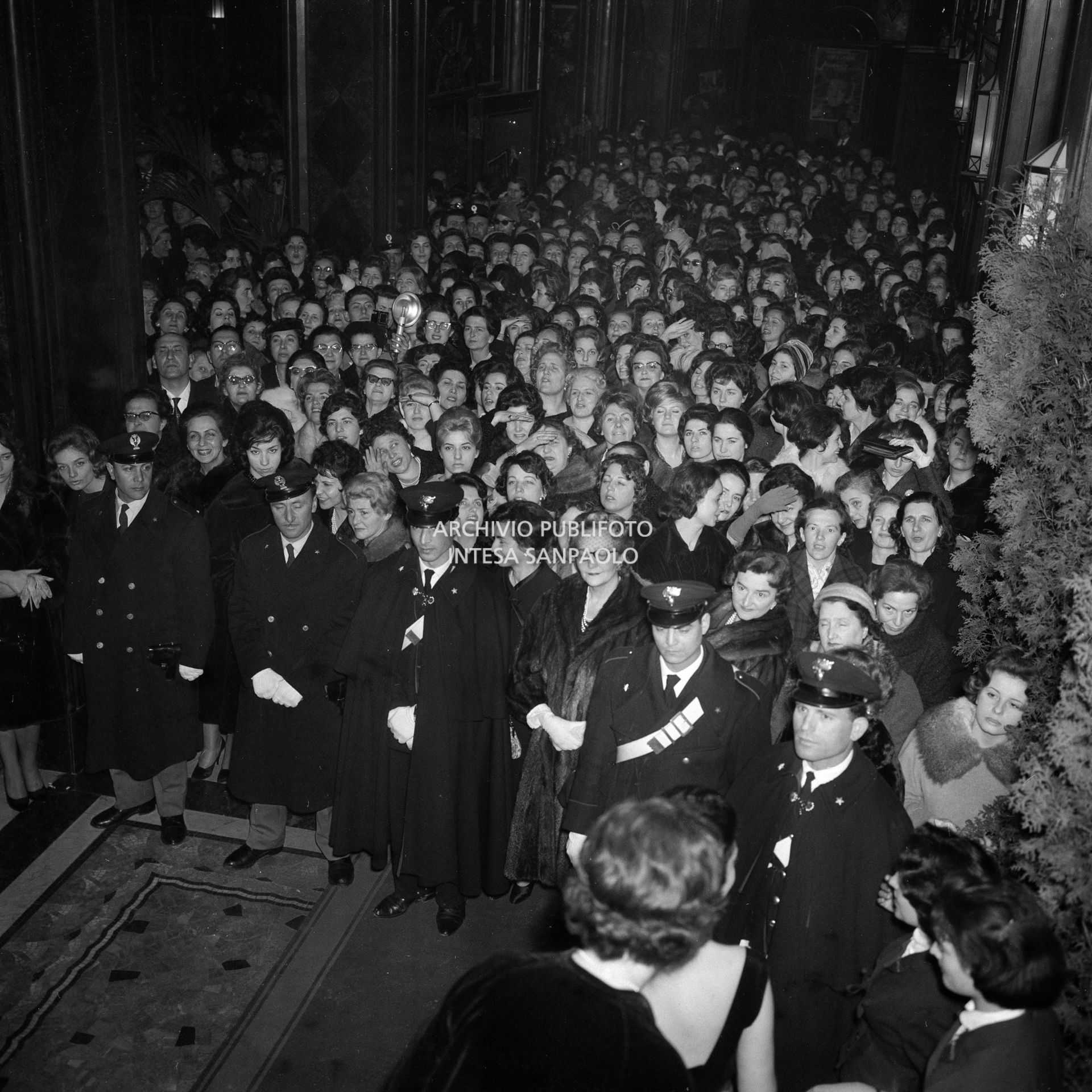 Folla di spettatrici in attesa di entrare al cinema Odeon di Milano per assistere alla prima, riservata alle sole donne, del film "Jovanka e le altre"