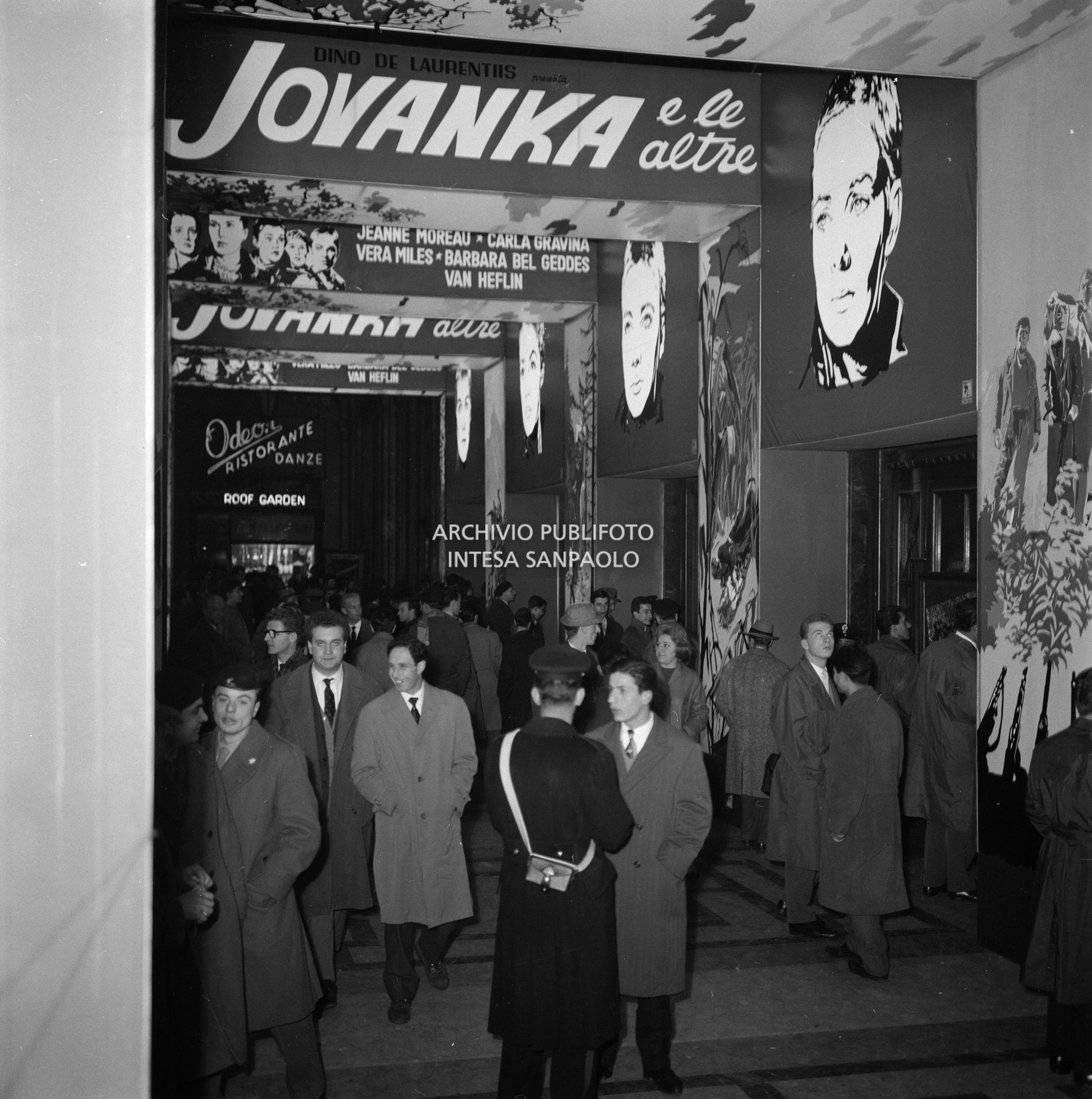 Esterno dell'ingresso del cinema Odeon a Milano addobbato in occasione della prima del film "Jovanka e le altre"