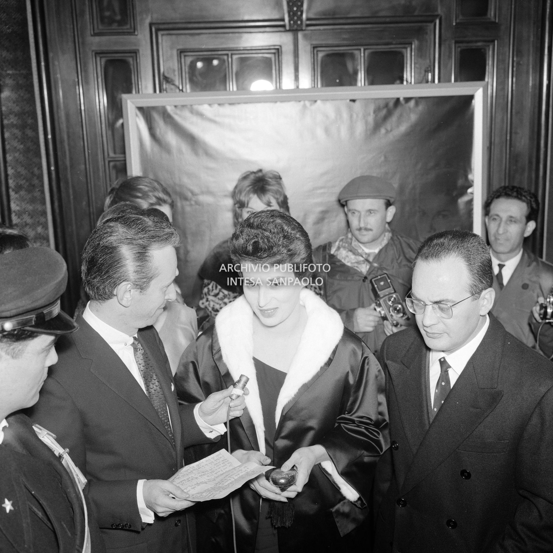 Silvana Mangano al cinema Odeon di Milano per la prima del film "Jovanka e le altre", di cui è protagonista insieme a Jeanne Moreau