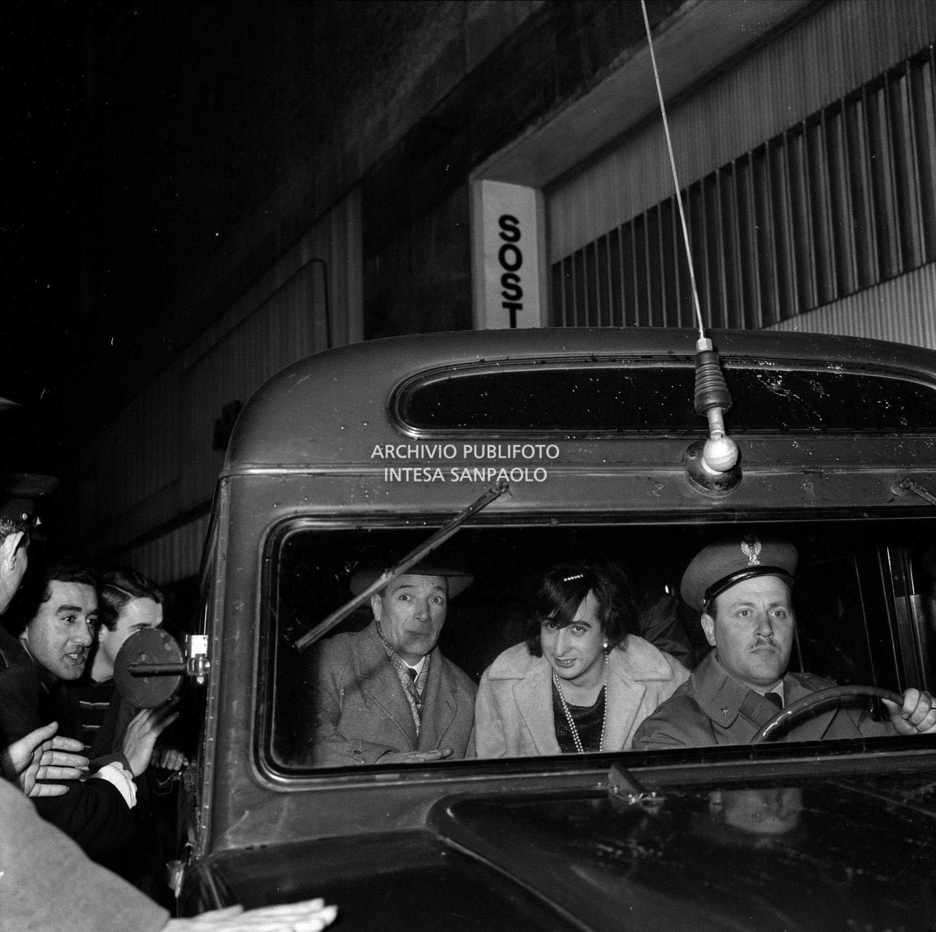 Il fotografo dell'agenzia Publifoto, Danilo Pajola, arrestato mentre cercava di entrare, travestito da donna, alla prima del film "Jovanka e le altre", riservata alle sole donne