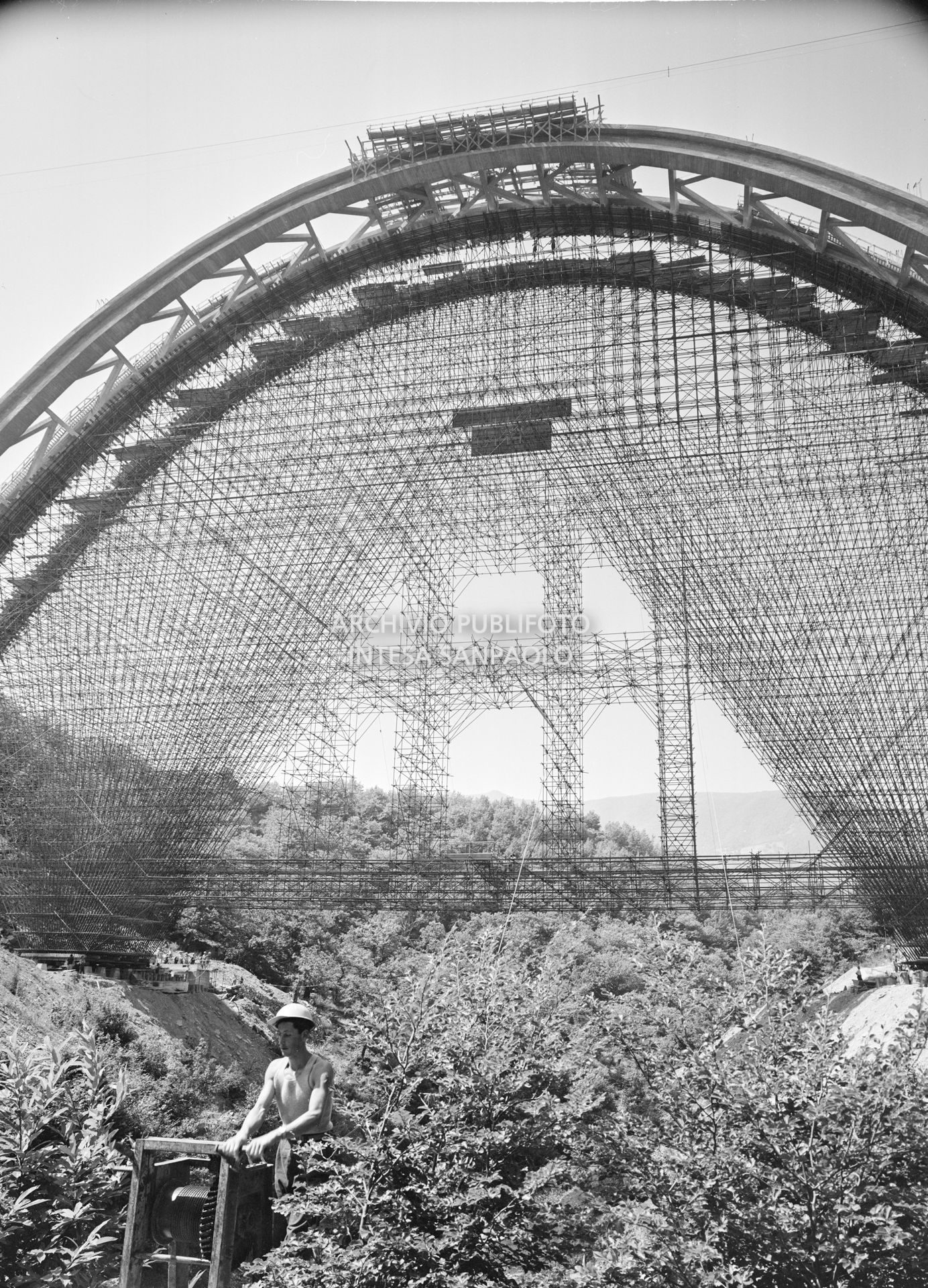 Lavori per la costruzione del viadotto Biscione (Bologna-Firenze): arcata centrale