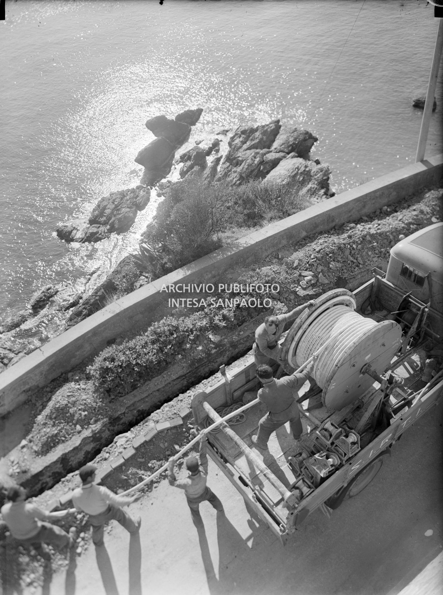 Operai della SIRTI (Società Italiana Reti Telefoniche Interurbane) posano cavi nei pressi di Recco