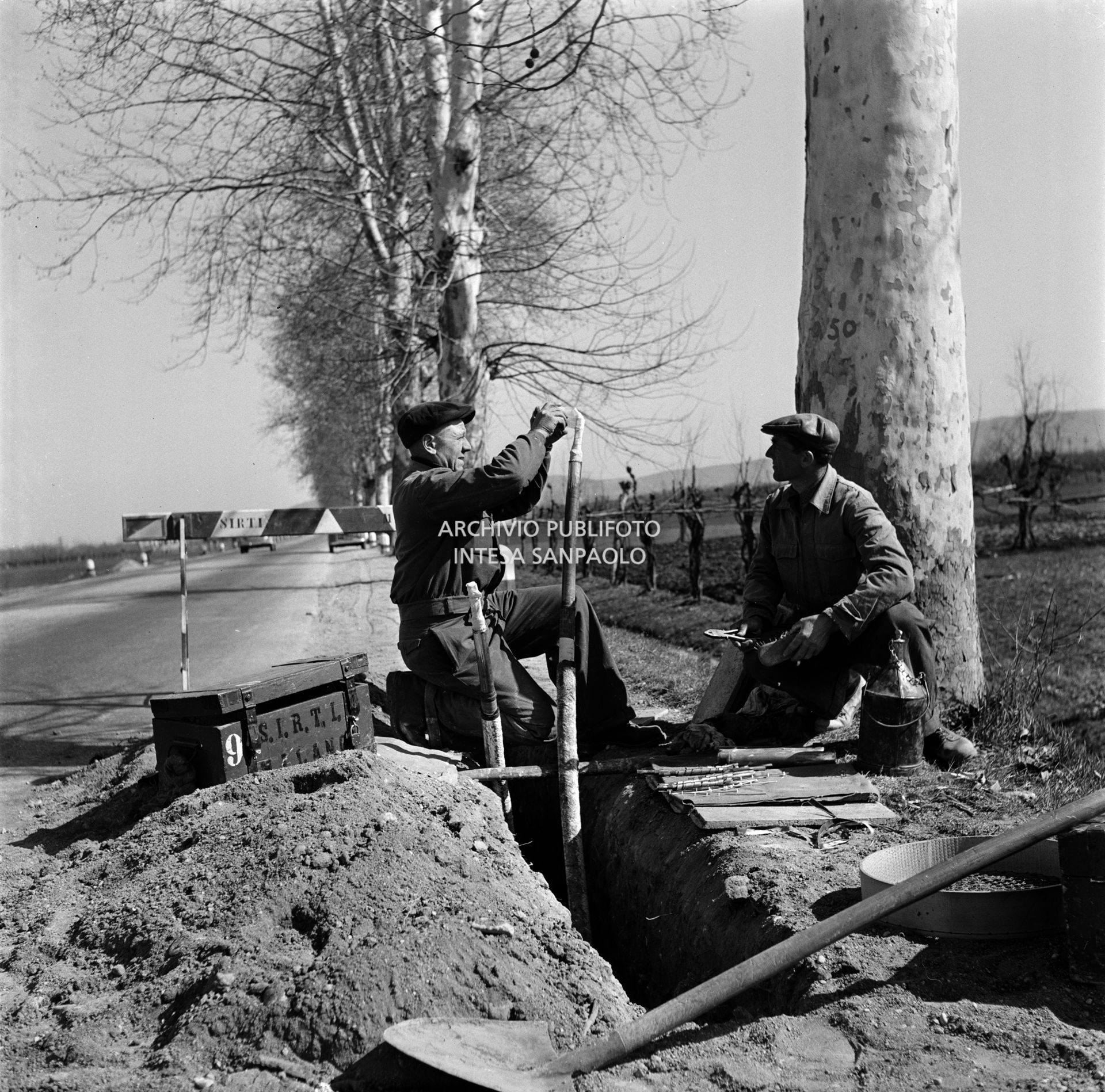 Operai della SIRTI (Società Italiana Reti Telefoniche Interurbane) posano un cavo coassiale lungo la strada provinciale Verona-Soave