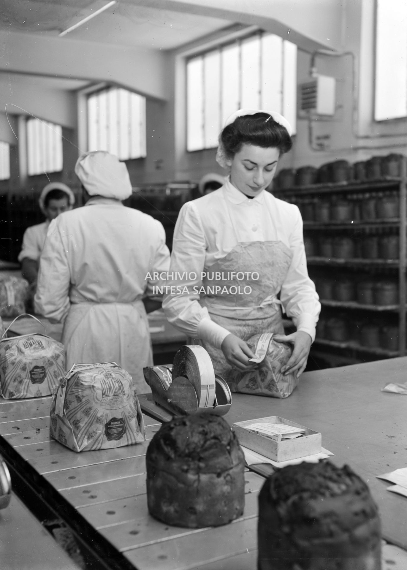 Operaie confezionano panettoni nello stabilimento Alemagna di Milano