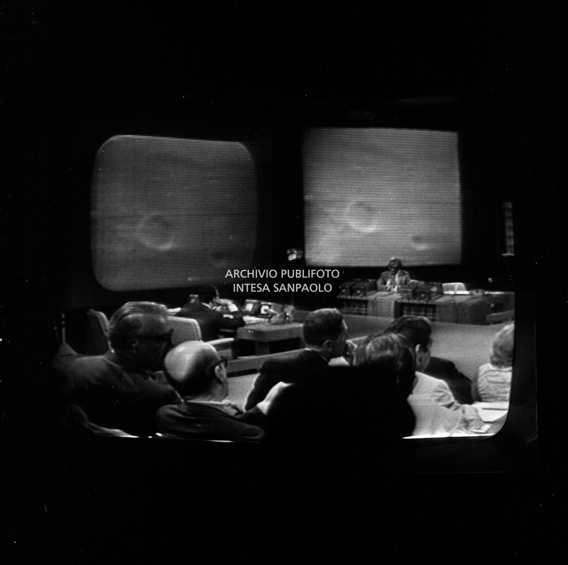 Ripresa dello schermo televisivo che trasmette la storica diretta  dello sbarco sulla luna, durata 28 ore, e condotta dallo studio 3 della RAI di via Teulada a Roma