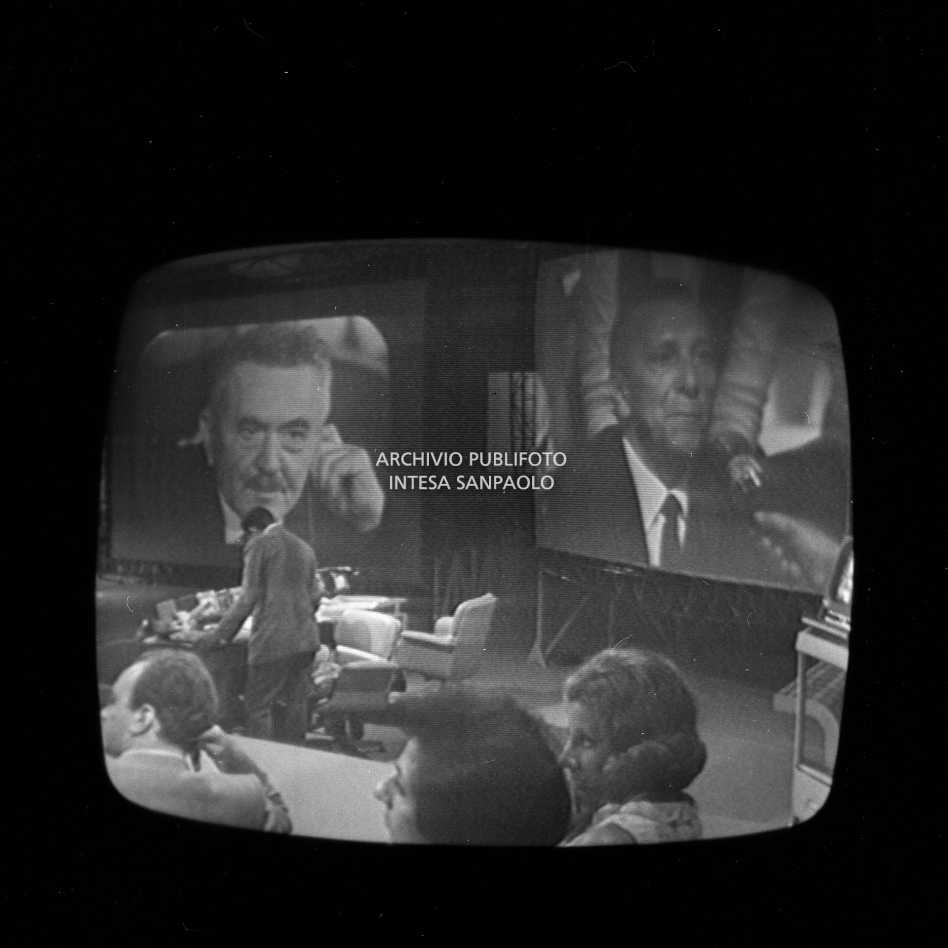 Ripresa dello schermo televisivo che trasmette la storica diretta  dello sbarco sulla luna, durata 28 ore, e condotta dallo studio 3 della RAI di via Teulada a Roma