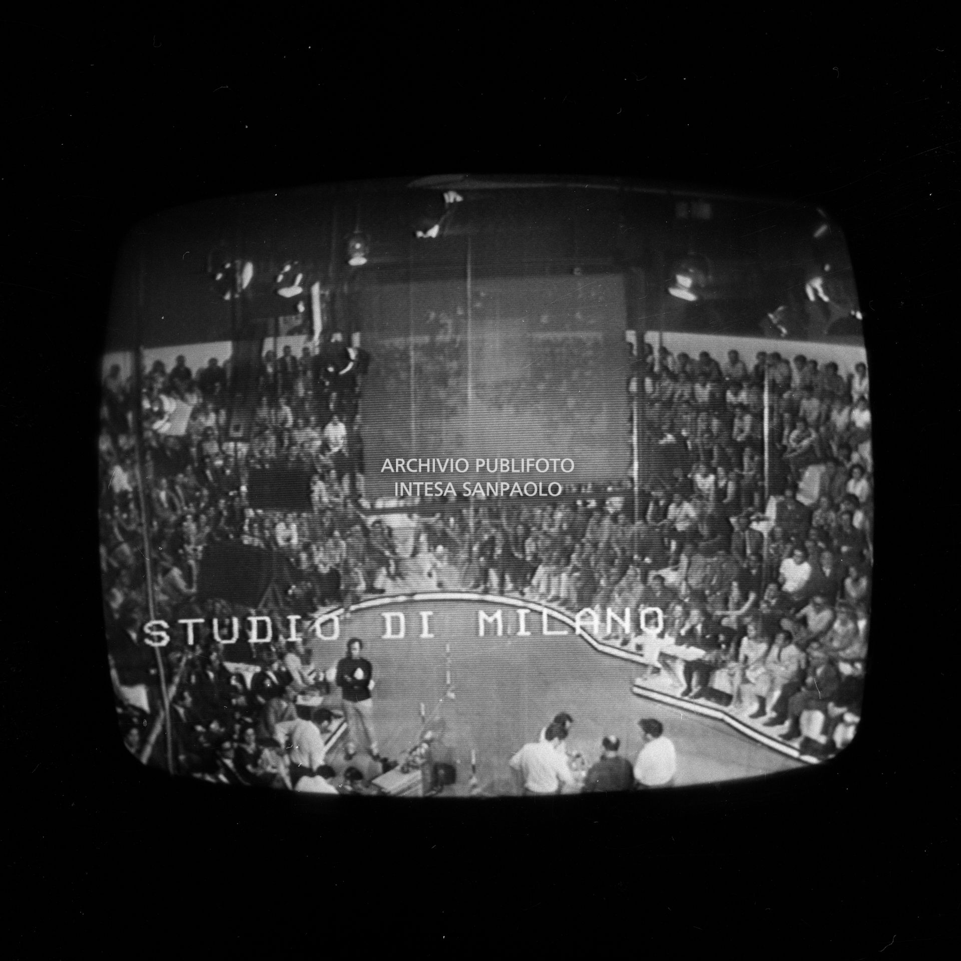 Ripresa dello schermo televisivo che trasmette la storica diretta  dello sbarco sulla luna, durata 28 ore, e condotta dallo studio 3 della RAI di via Teulada a Roma qui in collegamento con lo studio di Milano