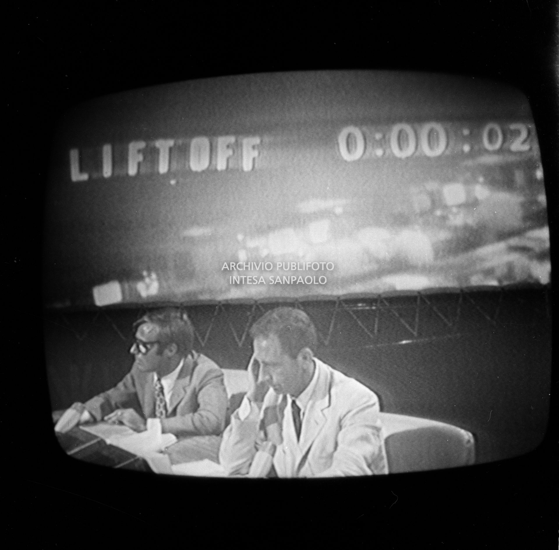 Ripresa dello schermo televisivo che trasmette la storica diretta  dello sbarco sulla luna, durata 28 ore, e condotta dallo studio 3 della RAI di via Teulada a Roma; nella immagine Tito Stagno e Andrea Barbato