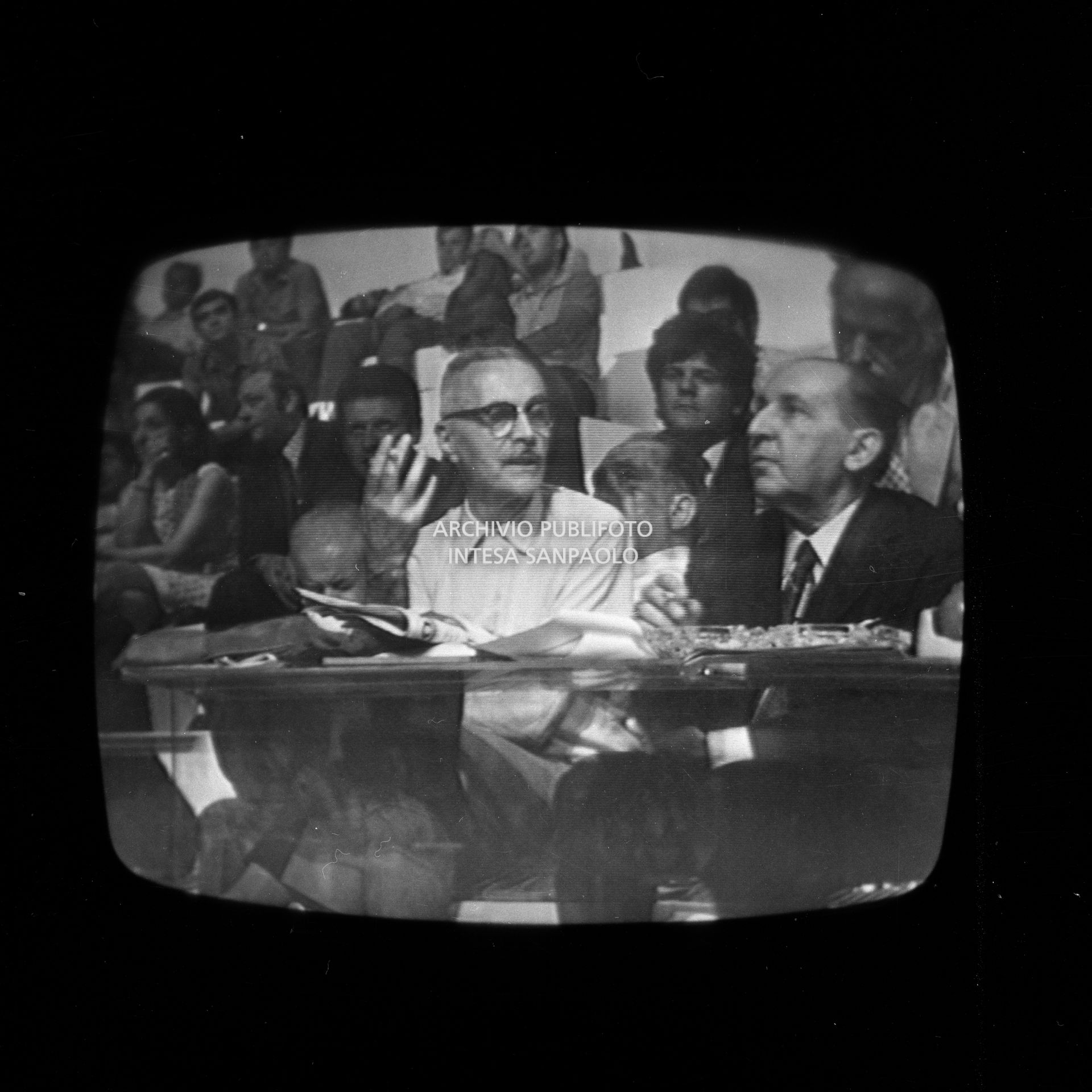 Ripresa dello schermo televisivo che trasmette la storica diretta  dello sbarco sulla luna, durata 28 ore, e condotta dallo studio 3 della RAI di via Teulada a Roma