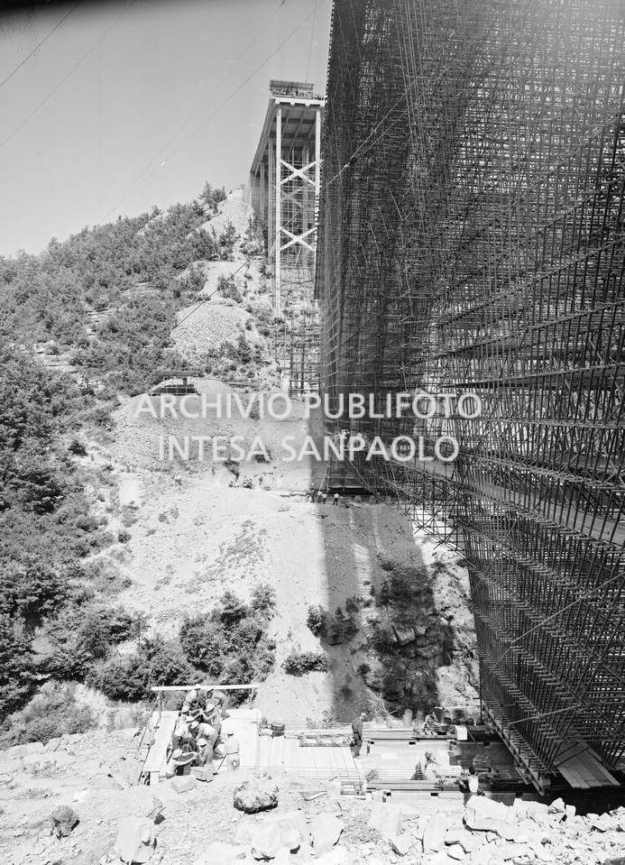 Lavori per la costruzione del viadotto Biscione (Bologna-Firenze): particolare della centina metallica