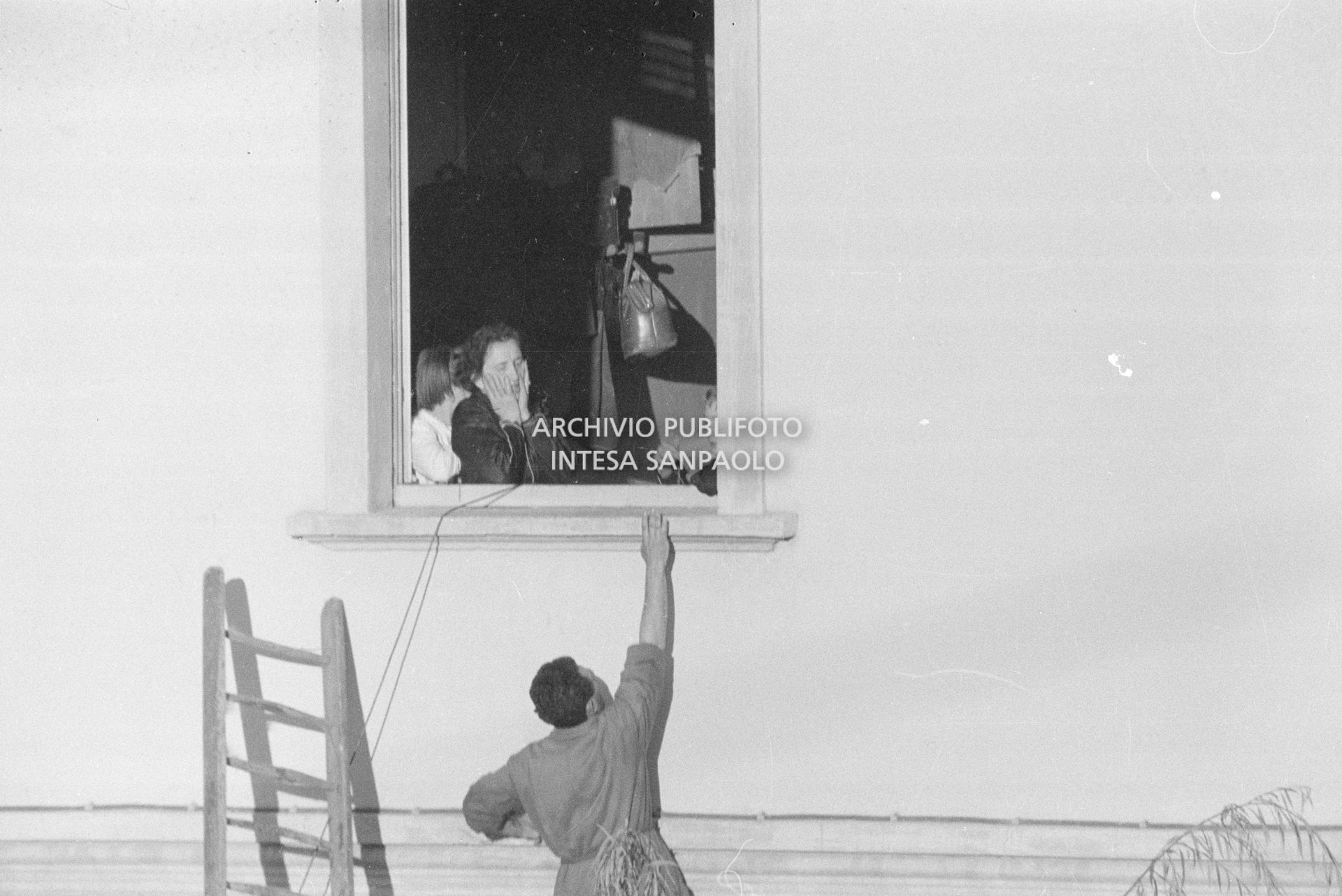 Sante Zennaro poco prima di introdursi, attraverso la finestra, all'interno della scuola elementare di Terrazzano, frazione di Rho in provincia di Milano,  dove i due fratelli Santato tengono in ostaggio i bambini e le tre maestre