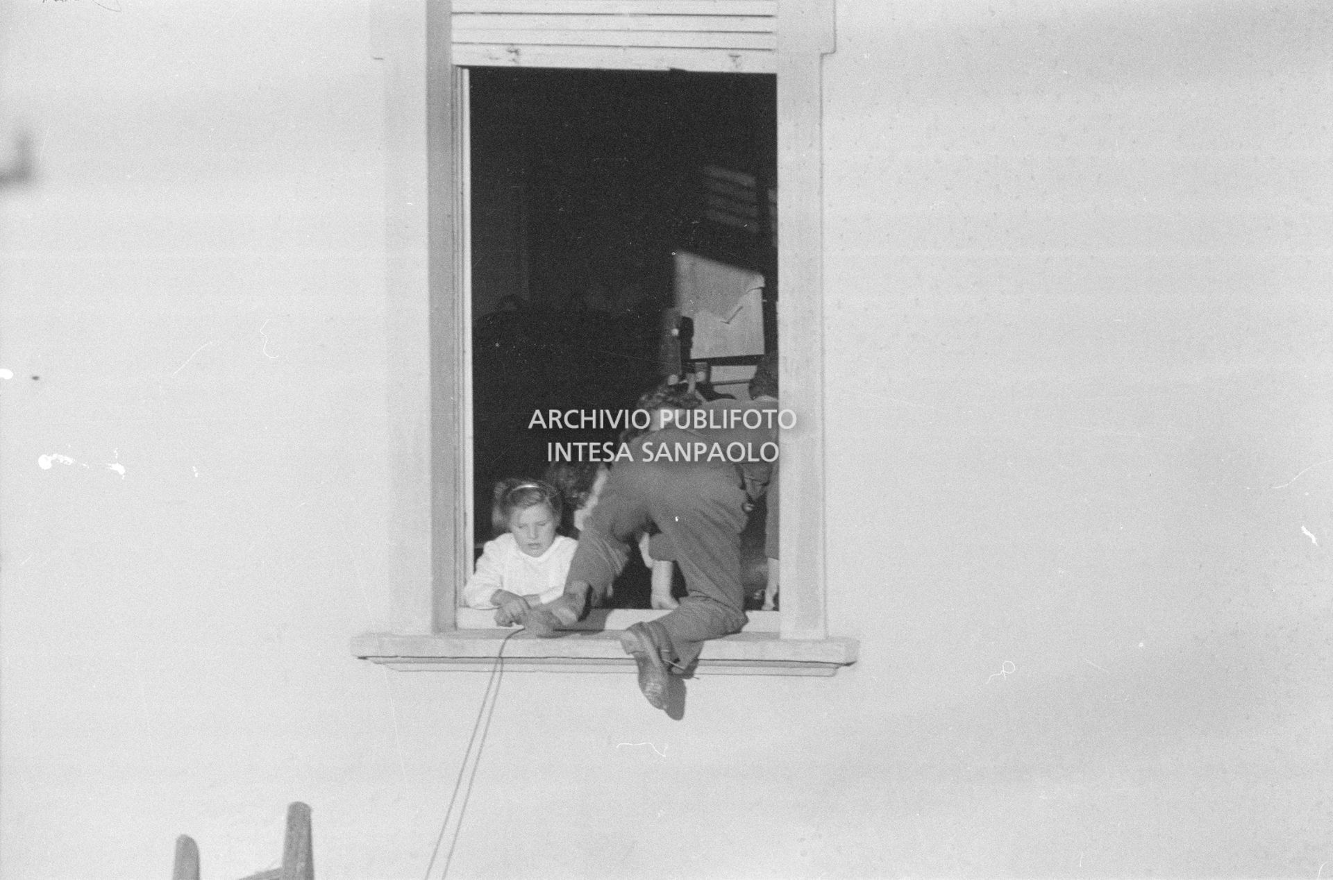 Sante Zennaro si introduce, attraverso la finestra, all'interno della scuola elementare di Terrazzano, frazione di Rho in provincia di Milano,  dove i due fratelli Santato tengono in ostaggio i bambini e le tre maestre