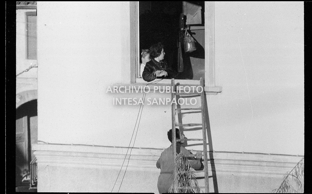 Sante Zennaro sotto la scala con la quale si introdurrà, attraverso la finestra, all'interno della scuola elementare di Terrazzano, frazione di Rho in provincia di Milano, dove i due fratelli Santato tengono in ostaggio i bambini e le tre maestre
