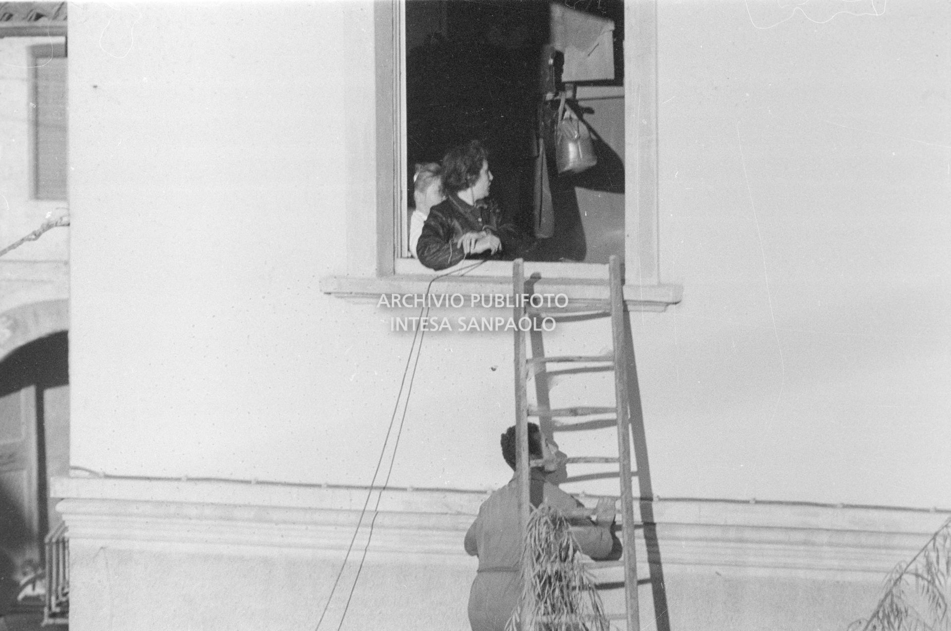Sante Zennaro sotto la scala con la quale si introdurrà, attraverso la finestra, all'interno della scuola elementare di Terrazzano, frazione di Rho in provincia di Milano, dove i due fratelli Santato tengono in ostaggio i bambini e le tre maestre