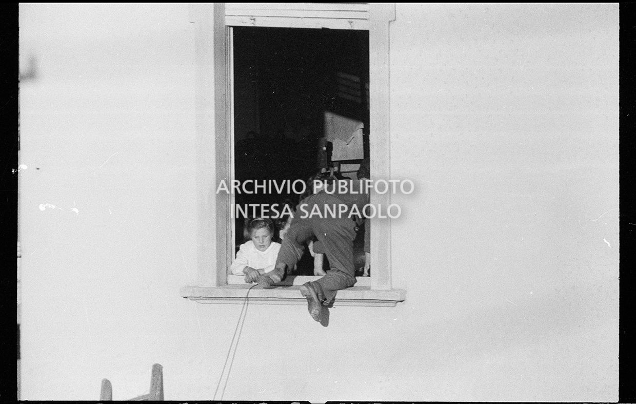 Sante Zennaro si introduce, attraverso la finestra, all'interno della scuola elementare di Terrazzano, frazione di Rho in provincia di Milano, dove i due fratelli Santato tengono in ostaggio i bambini e le tre maestre