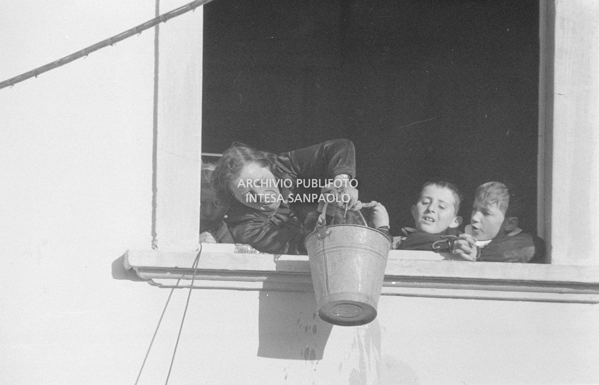 Una maestra della scuola elementare di Terrazzano, frazione di Rho in provincia di Milano, tenuta in ostaggio, con altre due colleghe e gli alunni, da i due fratelli Santato, recupera una cesta con viveri