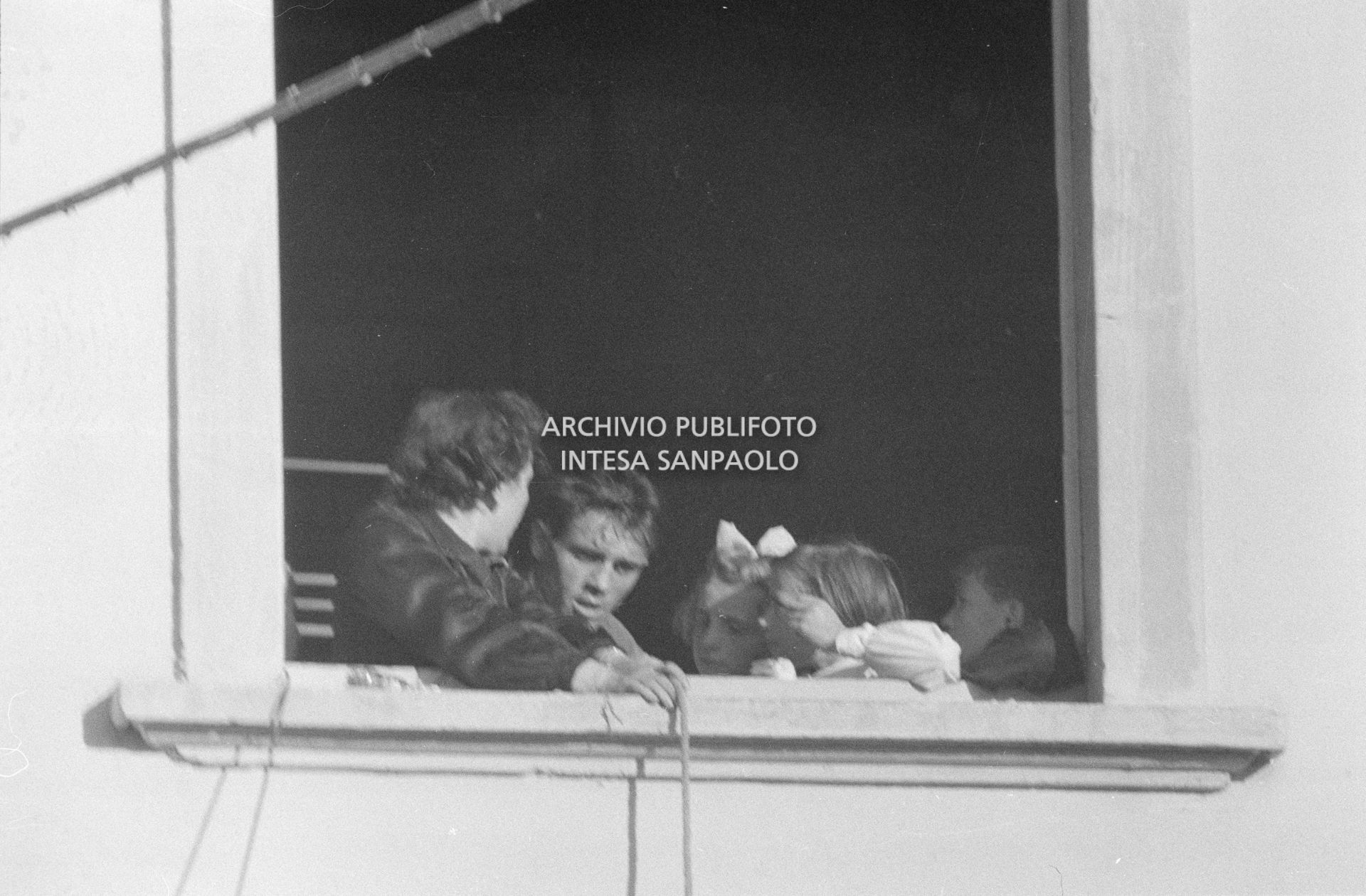 Una maestra della scuola elementare di Terrazzano, frazione di Rho in provincia di Milano, tenuta in ostaggio con altre due colleghe e gli alunni da i due fratelli Santato, recupera alla finestra un secchio con il cibo