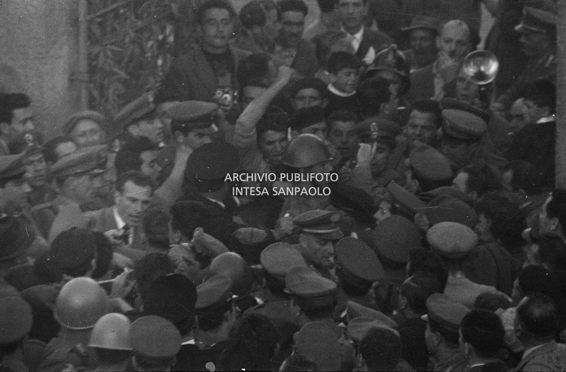 I bambini, della scuola elementare di Terrazzano, frazione di Rho in provincia di Milano, messi in salvo dopo essere stati sequestrati, con tre maestre, dai due fratelli Santato