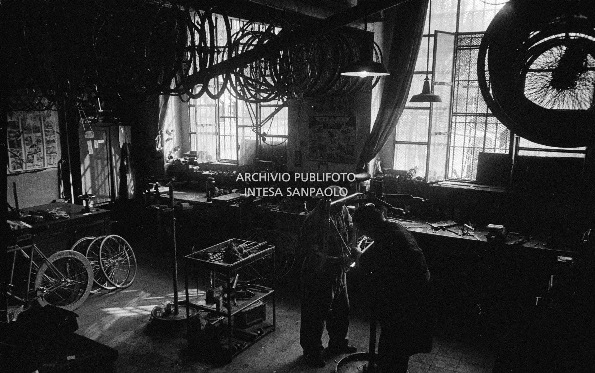 Il meccanico Giuseppe De Grandi, detto Pinella, prepara la bicicletta di Roger Rivière in vista del record dell'ora che il ciclista francese si sarebbe aggiudicato di lì a tre giorni